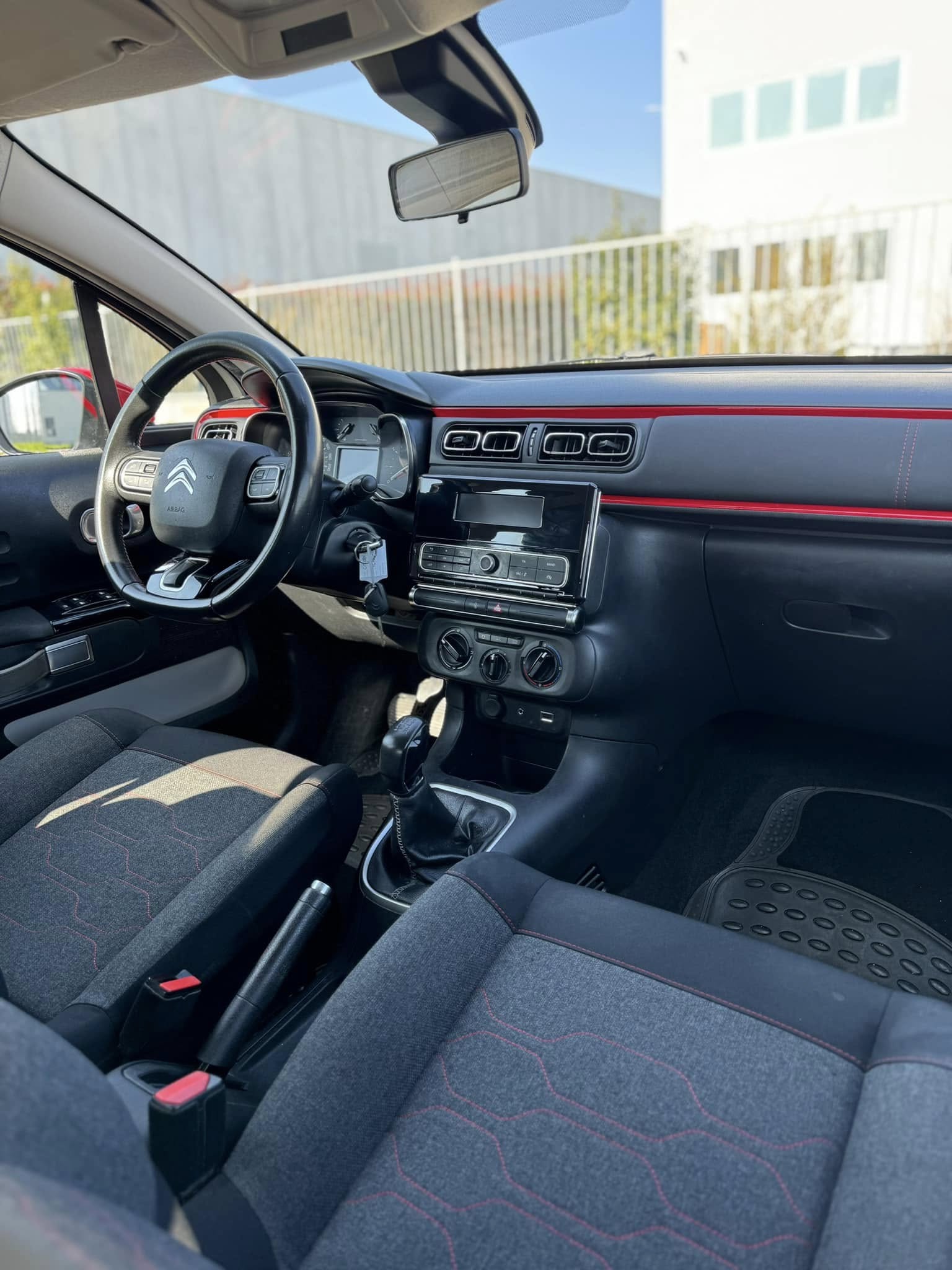 
CITROENC3 PureTech 82 Shine2017 full									