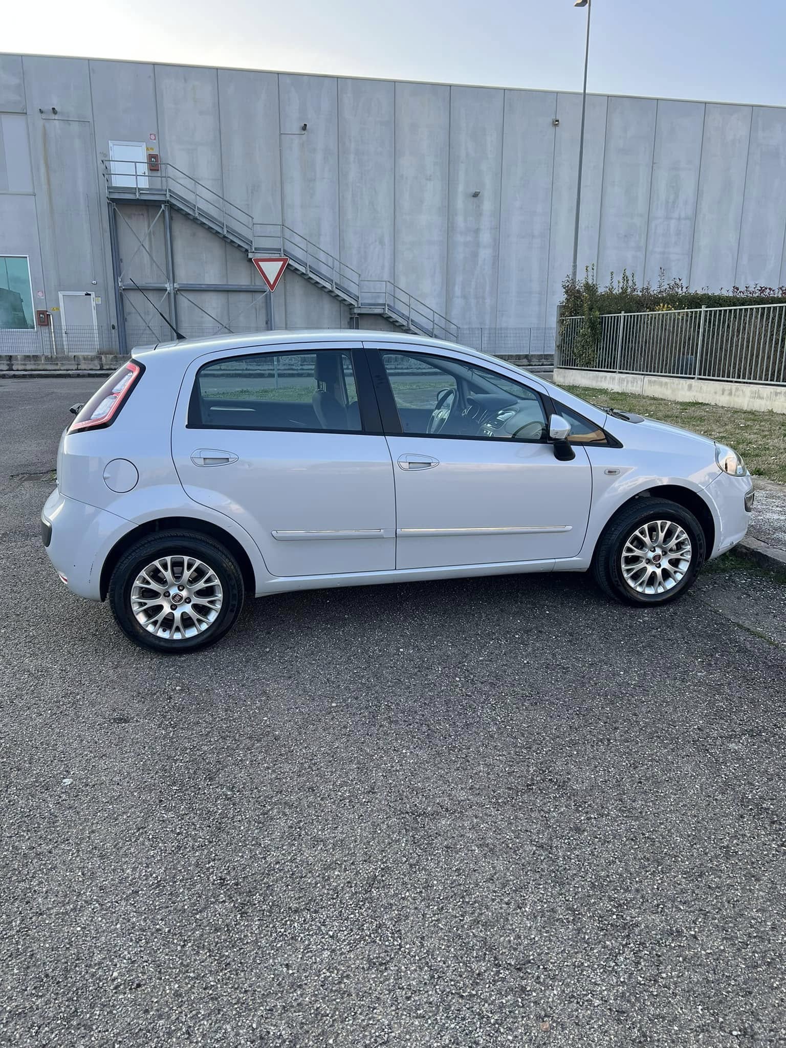 
FiatPUNTO EVO 1.4 5P Emotion Natural Power full									