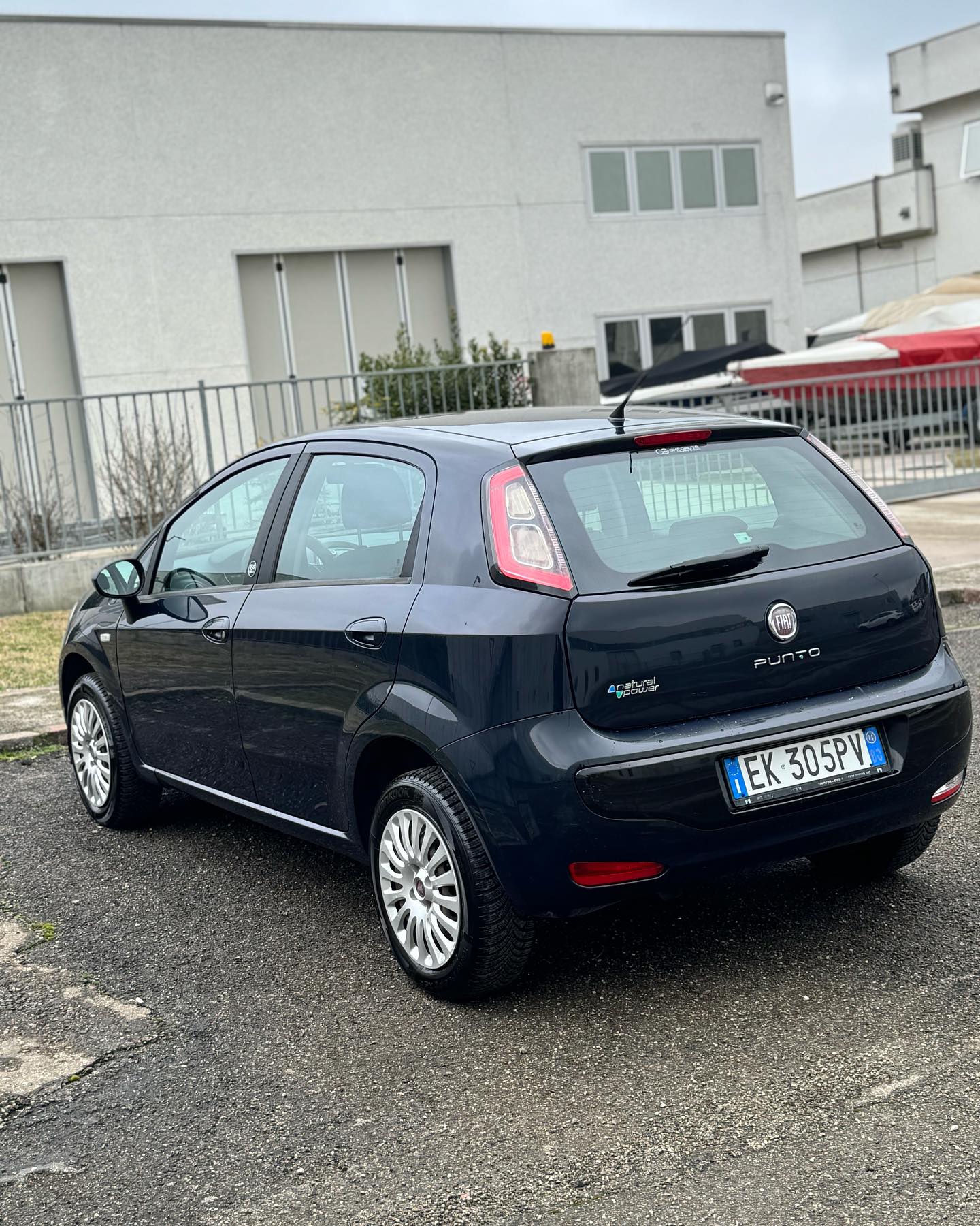 
FiatPUNTO EVO 1.4 5P Emotion Natural Power2011 full									