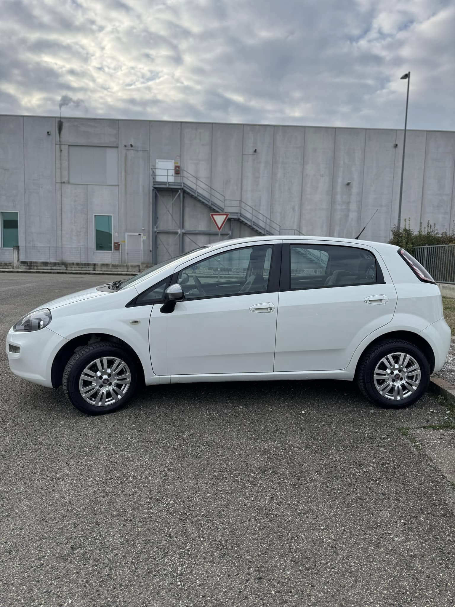 
FiatPUNTO EVO 1.4 5P Emotion Natural Power2012 full									