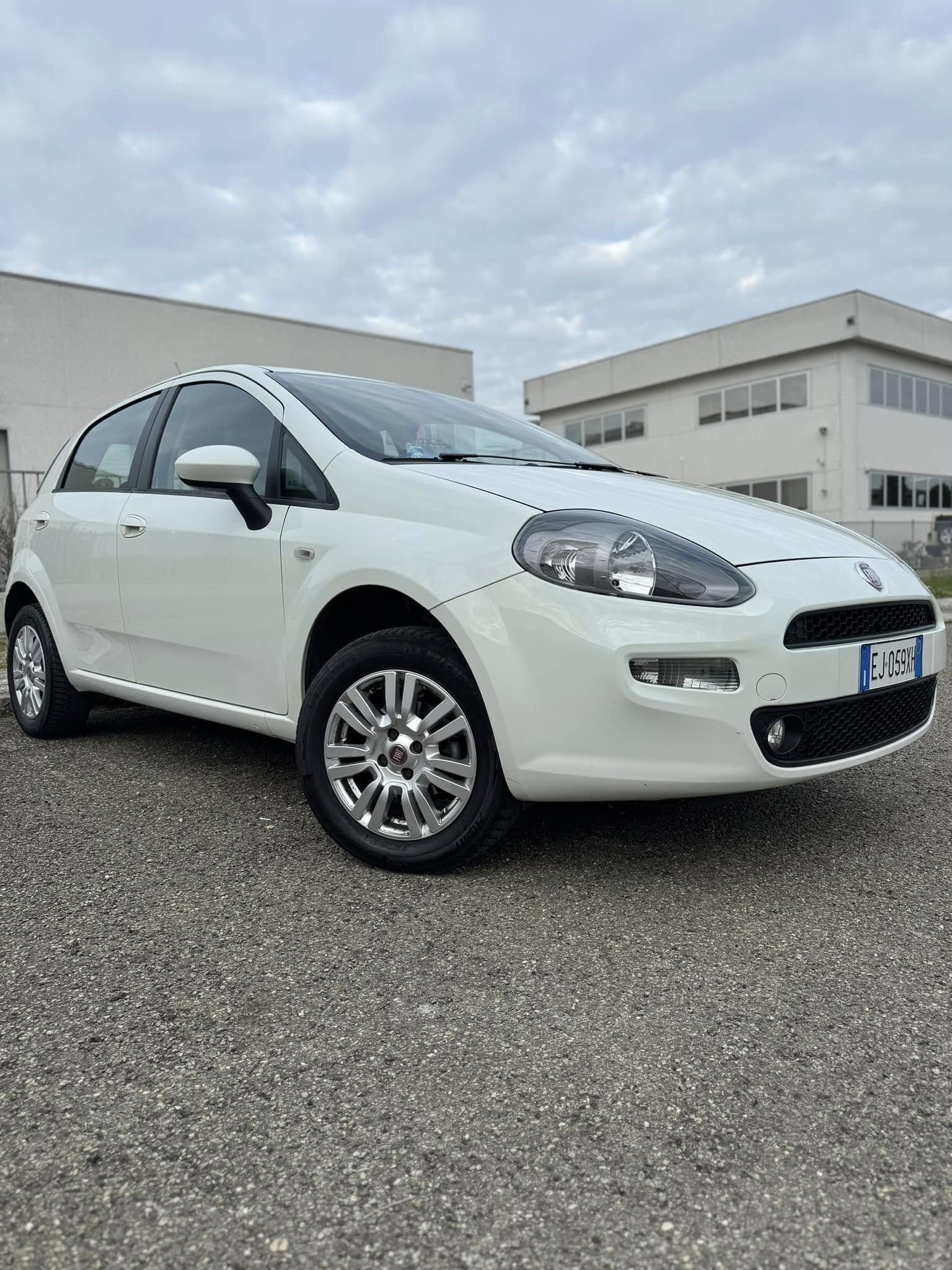 
FiatPUNTO EVO 1.4 5P Emotion Natural Power2012 full									