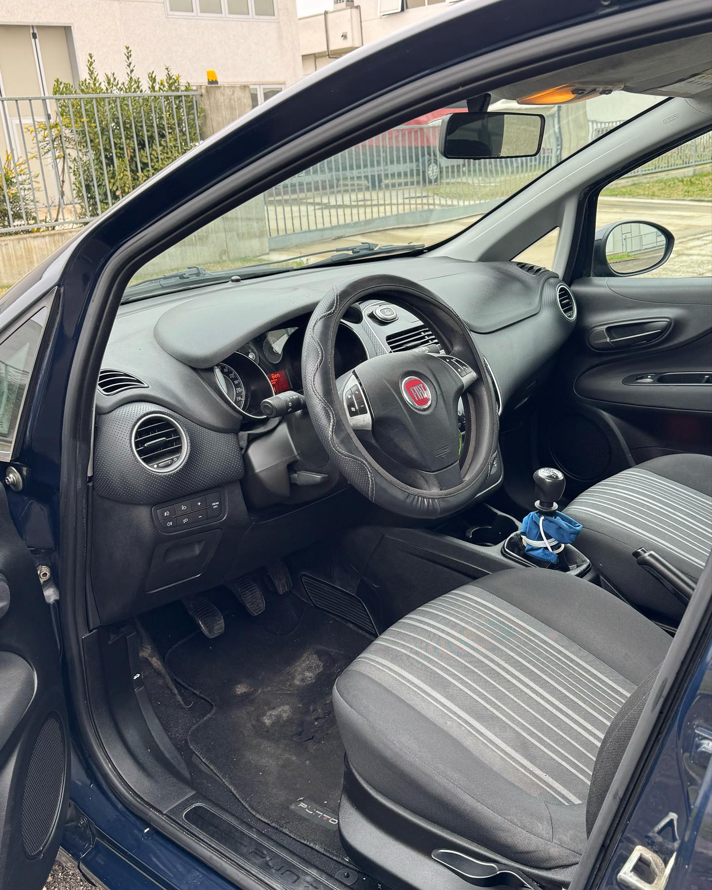 
FiatPUNTO EVO 1.4 5P Emotion Natural Power2011 full									