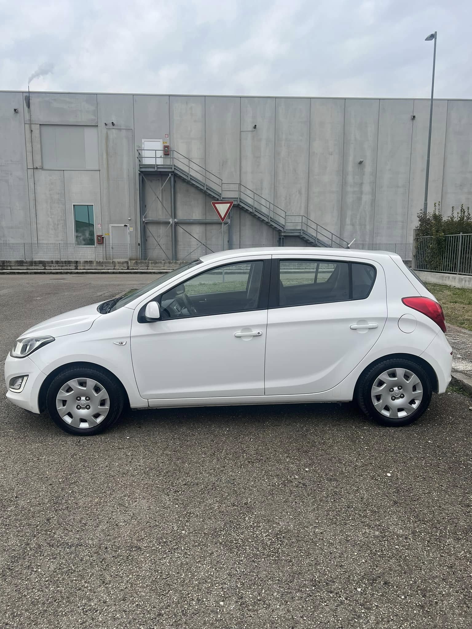 
Hyundai i20 1.2 5P Sound Edition 2014 full									