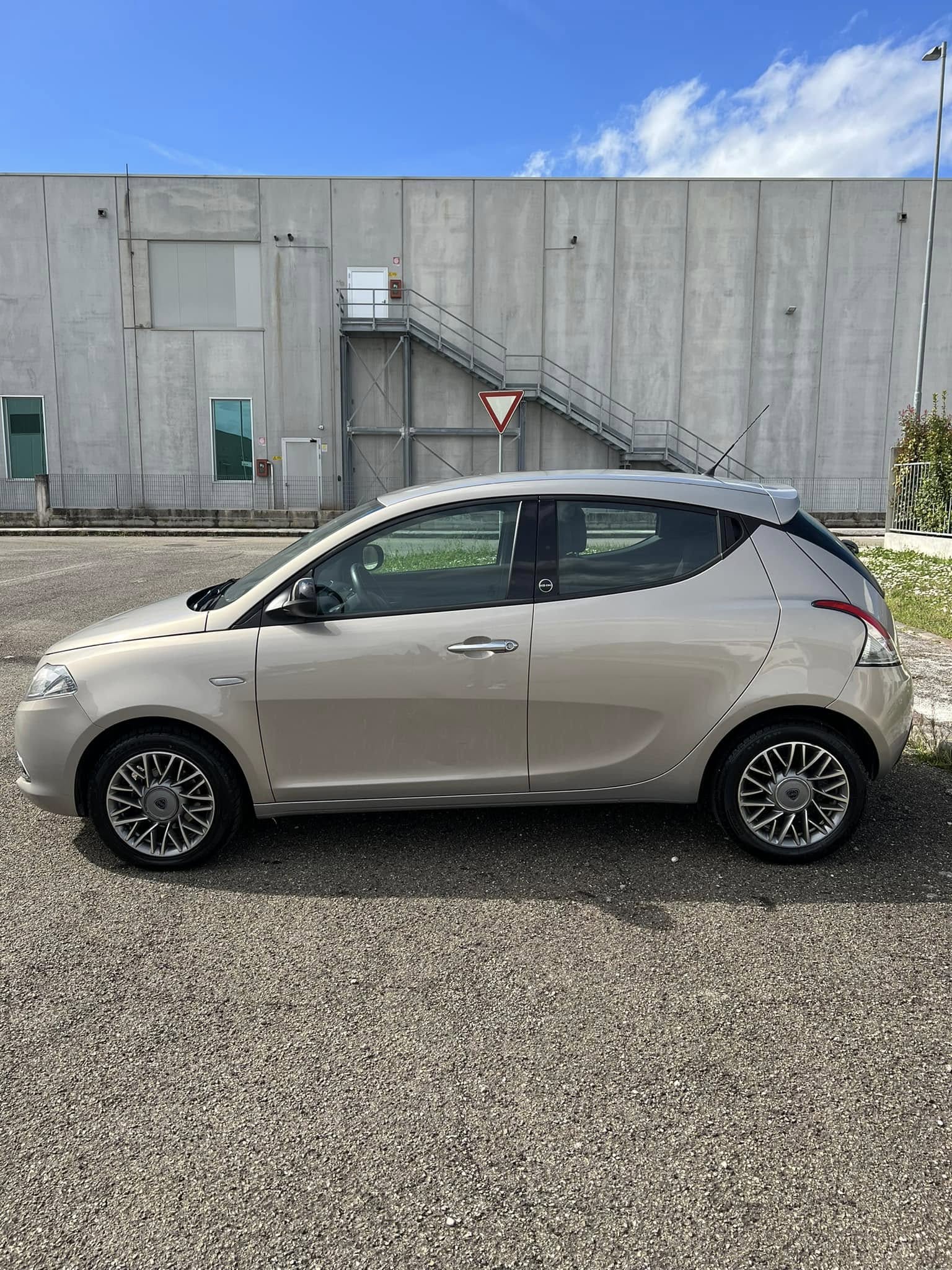 
LANCIAYPSILON 1.2 69 CV 5P Ecochic Gold2012 full									