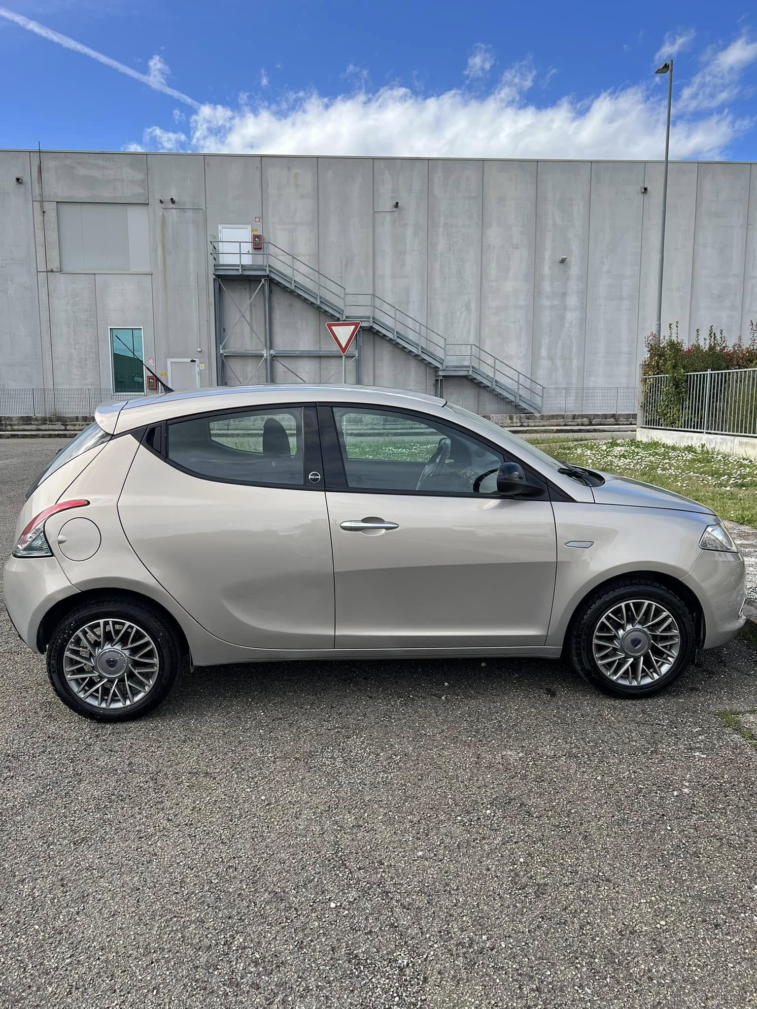 
LANCIAYPSILON 1.2 69 CV 5P Ecochic Gold2012 full									