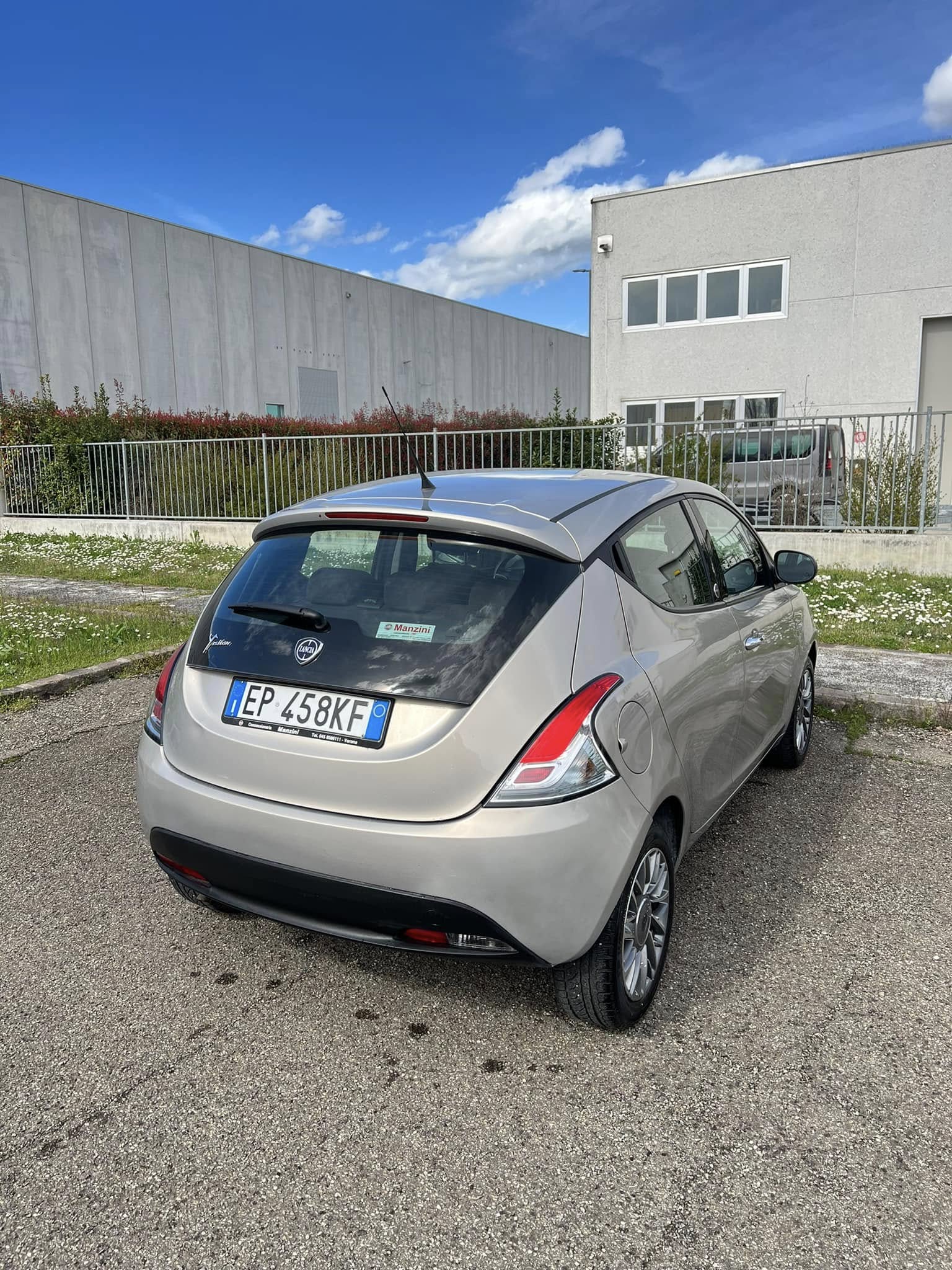 
LANCIAYPSILON 1.2 69 CV 5P Ecochic Gold2012 full									