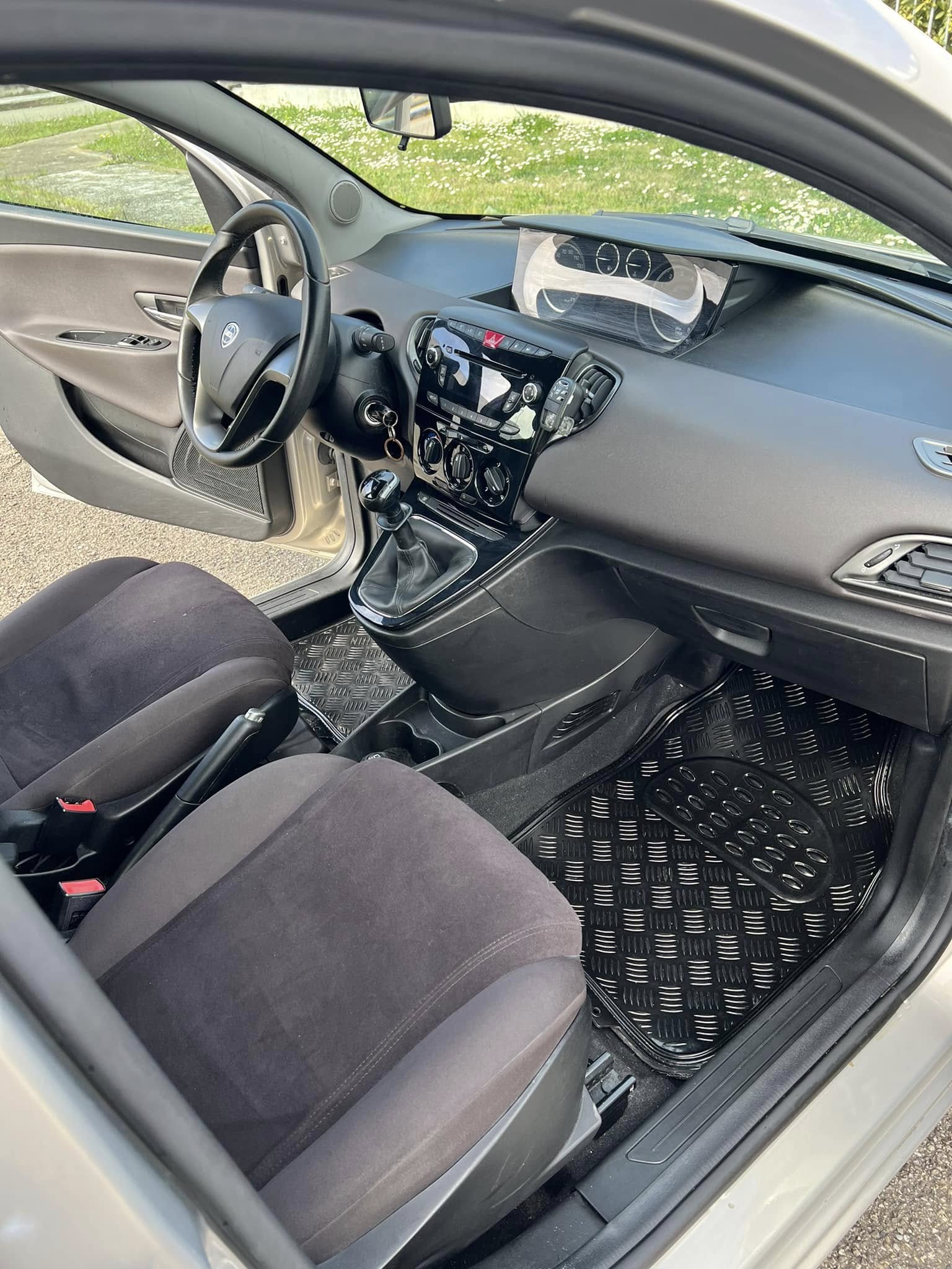 
LANCIAYPSILON 1.2 69 CV 5P Ecochic Gold2012 full									