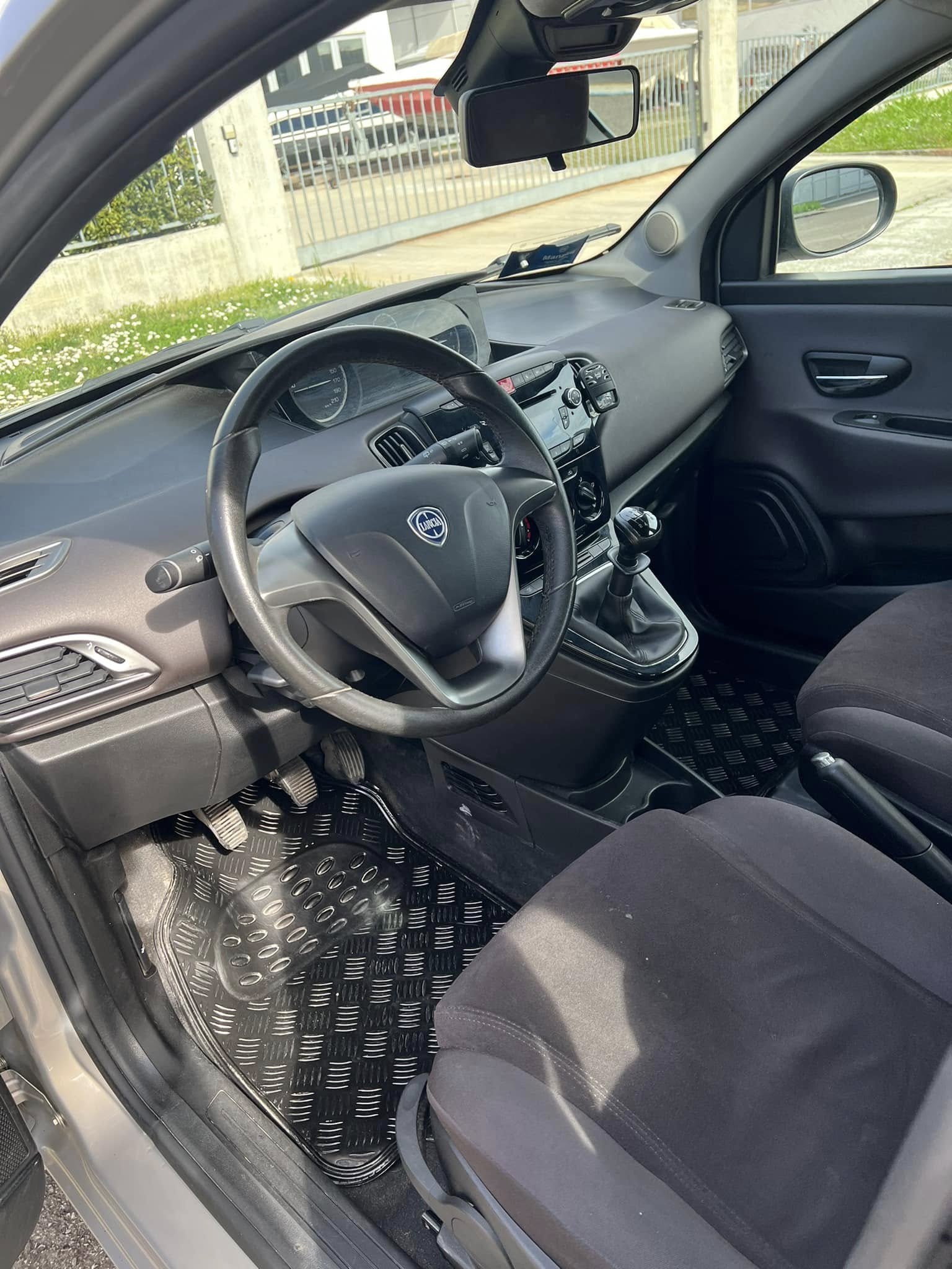 
LANCIAYPSILON 1.2 69 CV 5P Ecochic Gold2012 full									