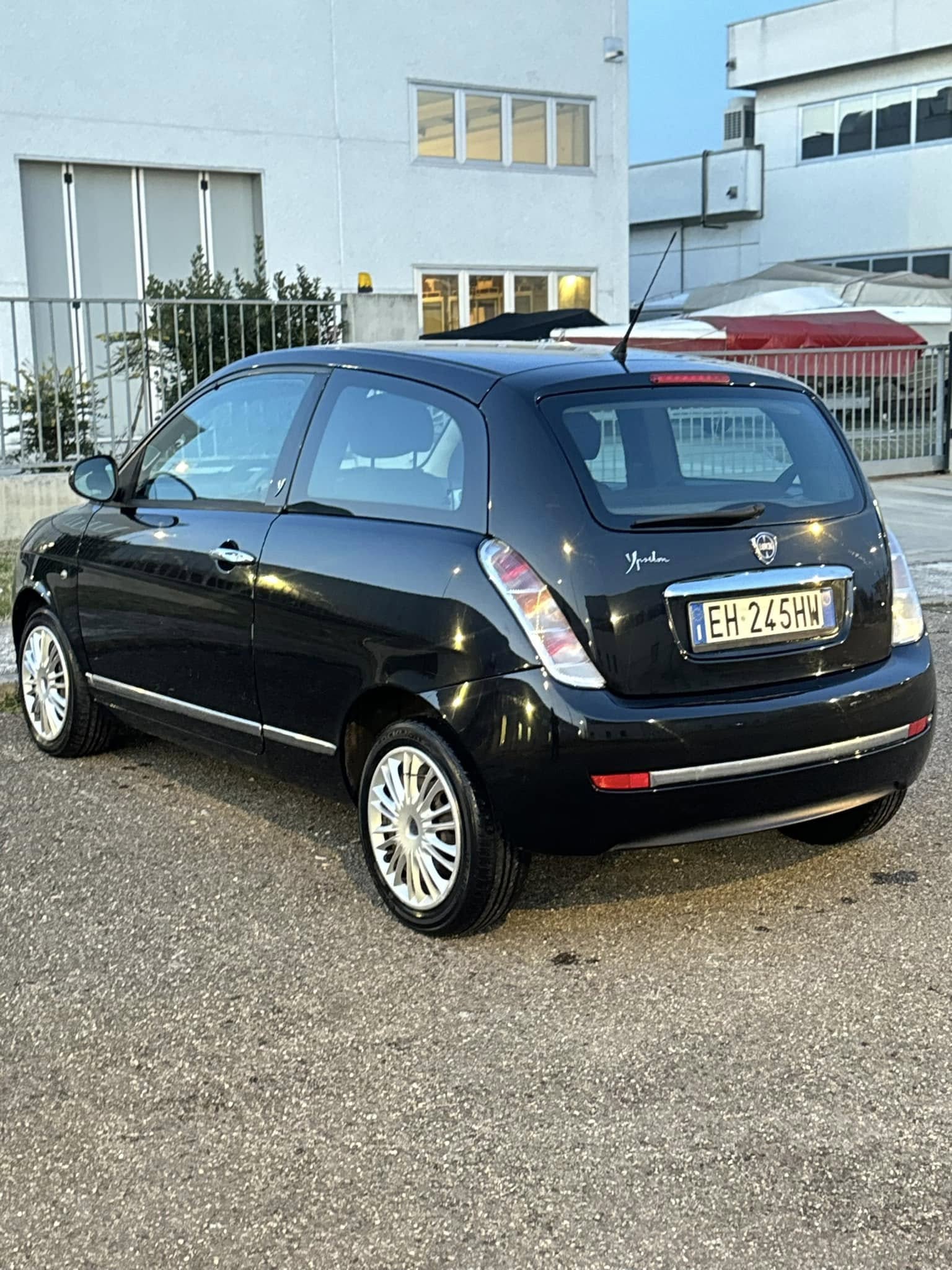 
LanciaYPSILON 1.2 69 CV Elle2011 full									