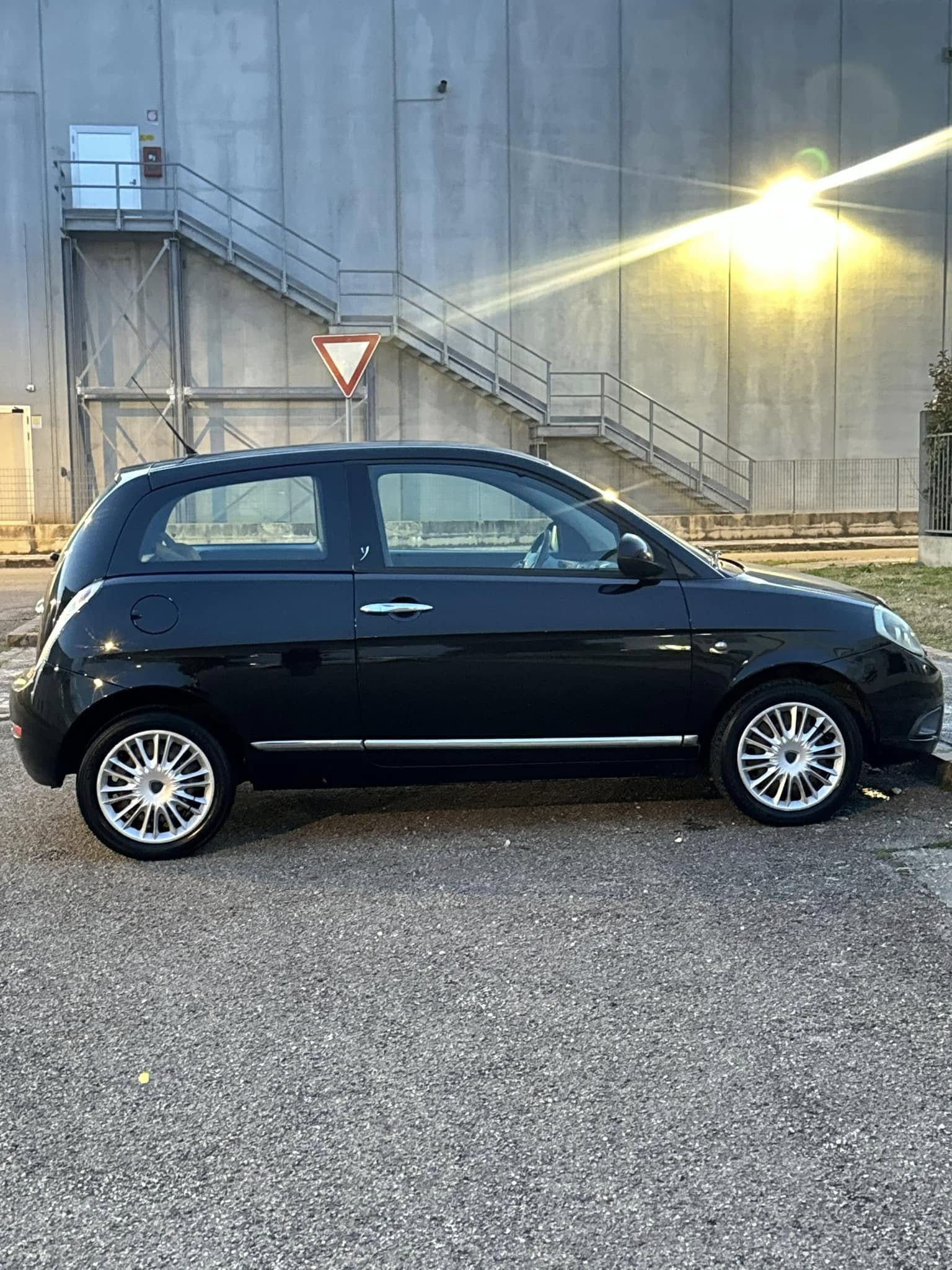 
LanciaYPSILON 1.2 69 CV Elle2011 full									