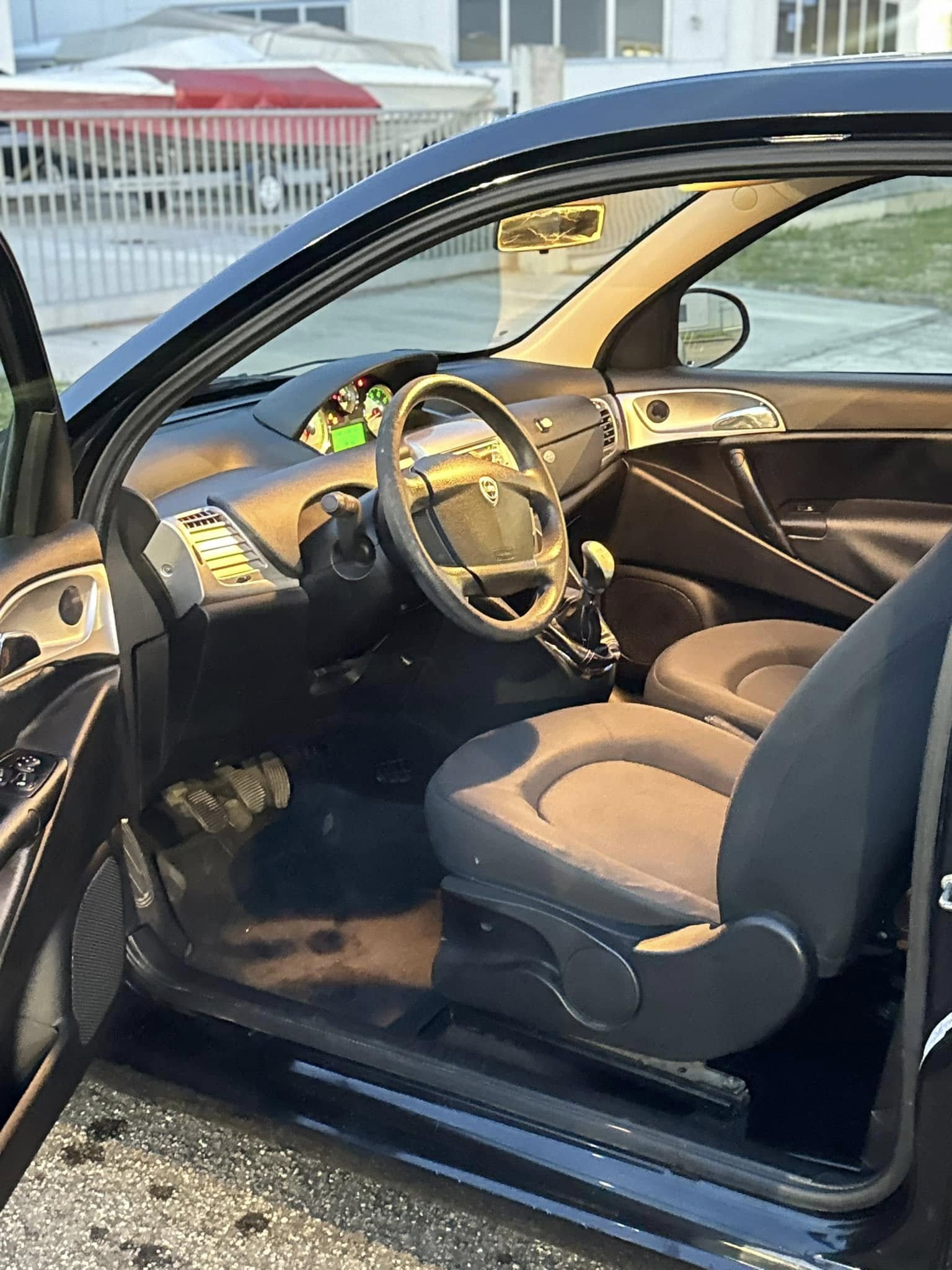 
LanciaYPSILON 1.2 69 CV Elle2011 full									