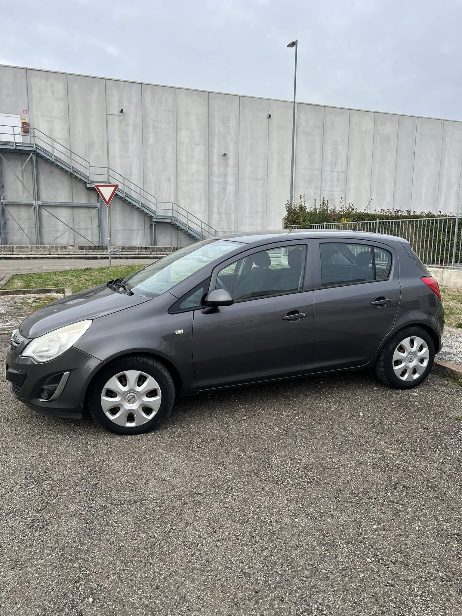 
Opel CORSA 1.3 CDTI 75CV F.AP. 5P Sport 2011 full									
