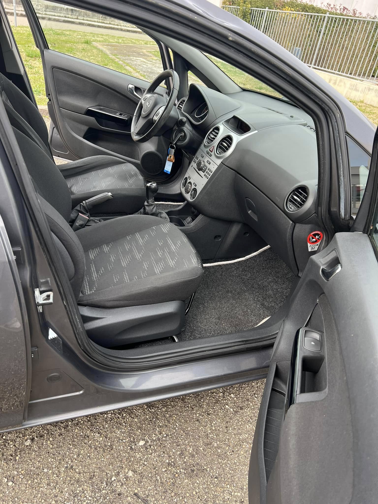 
Opel CORSA 1.3 CDTI 75CV F.AP. 5P Sport 2011 full									