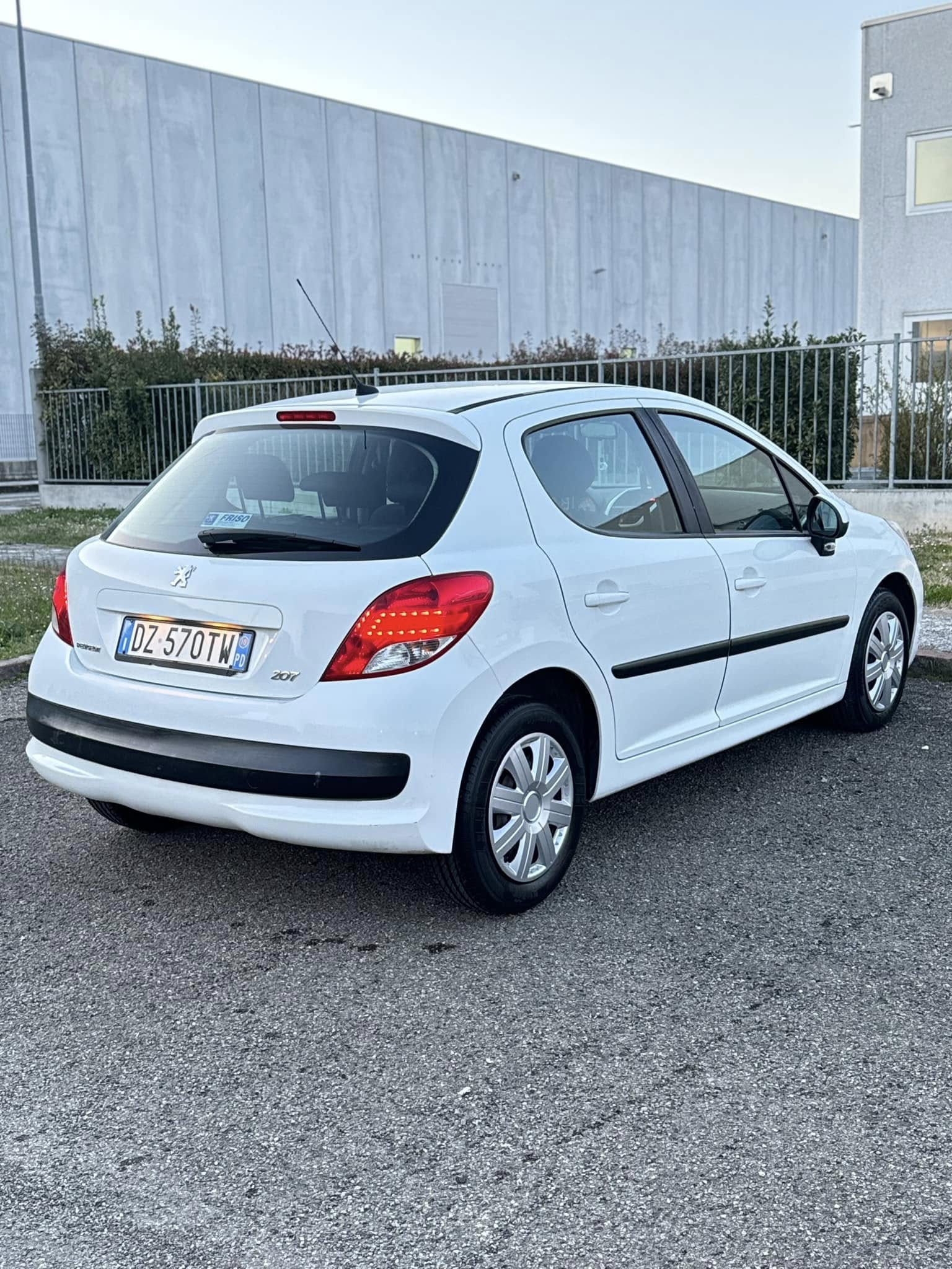 
PEUGEOT 207 1.4 8V 75CV 5P Energie Sport ECO 2010 full									