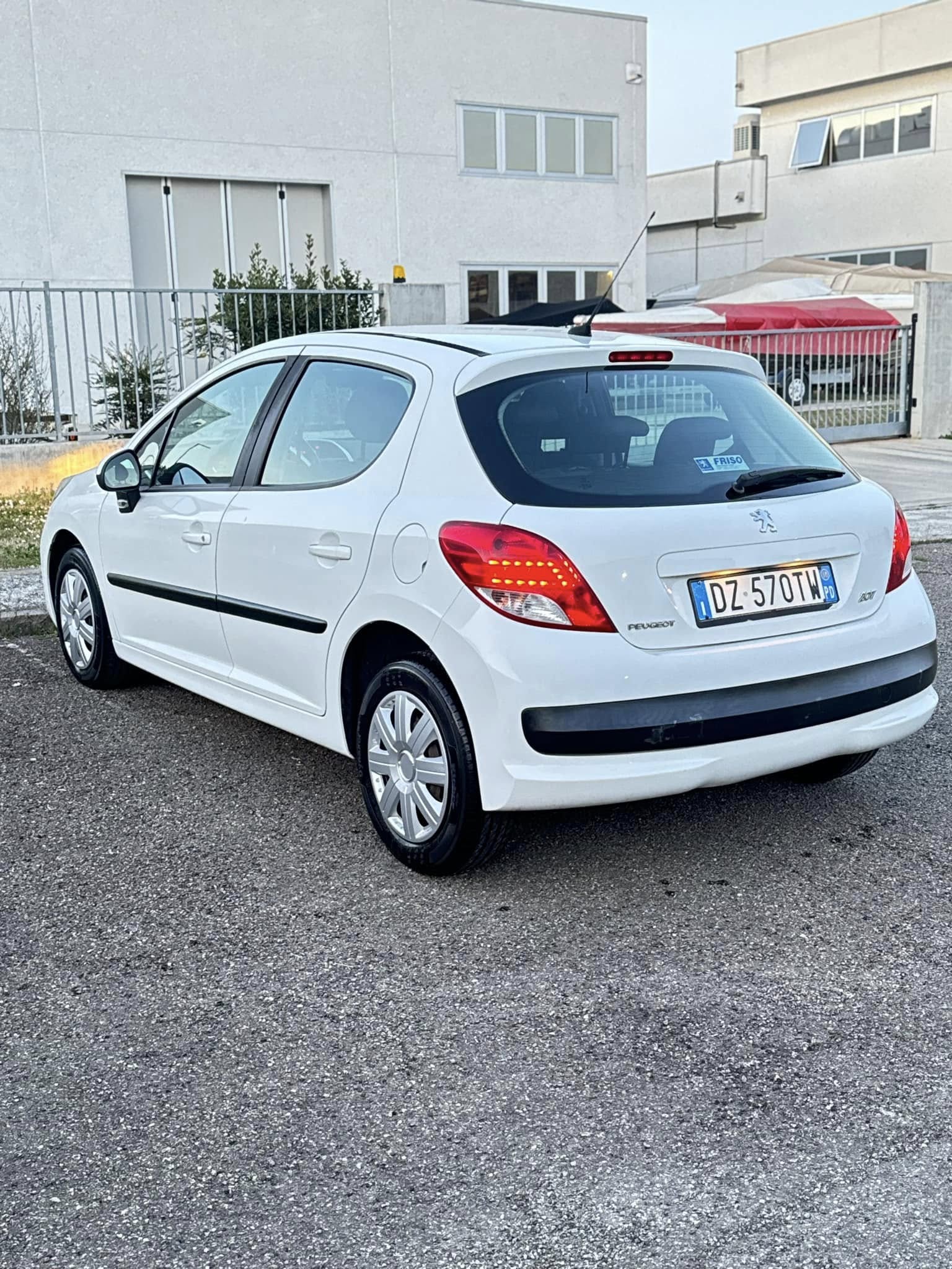 
PEUGEOT 207 1.4 8V 75CV 5P Energie Sport ECO 2010 full									