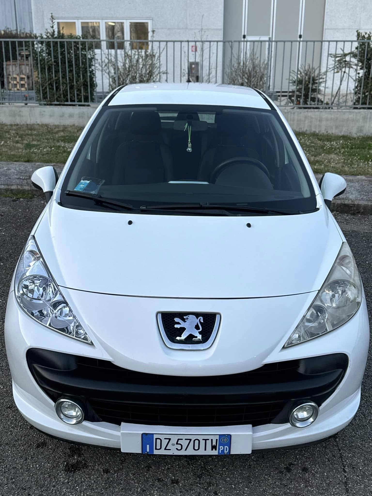 
PEUGEOT 207 1.4 8V 75CV 5P Energie Sport ECO 2010 full									