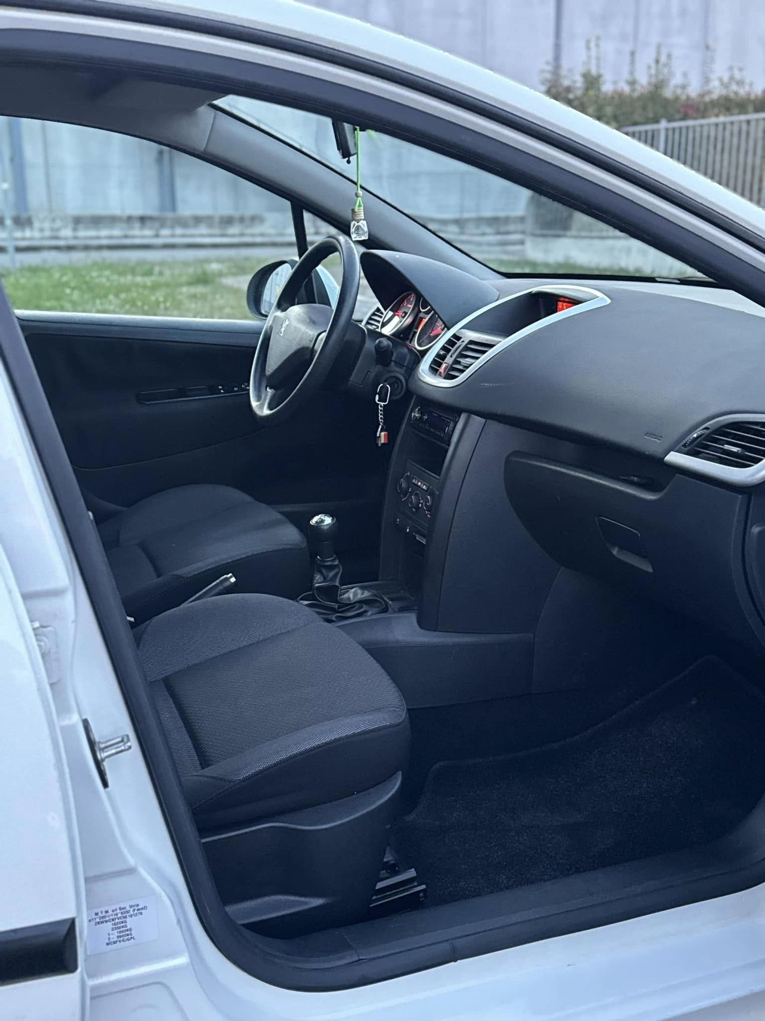 
PEUGEOT 207 1.4 8V 75CV 5P Energie Sport ECO 2010 full									