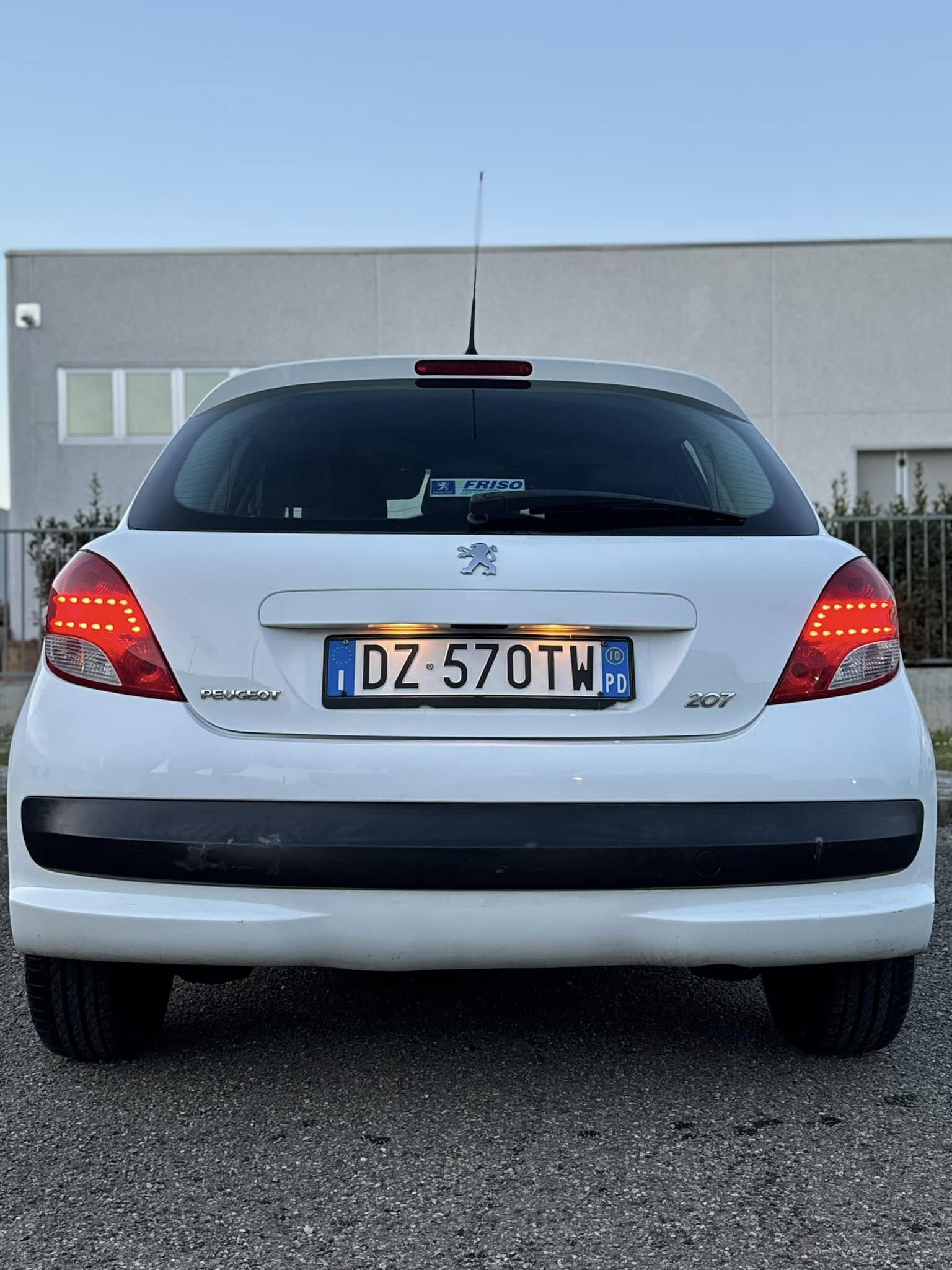 
PEUGEOT 207 1.4 8V 75CV 5P Energie Sport ECO 2010 full									