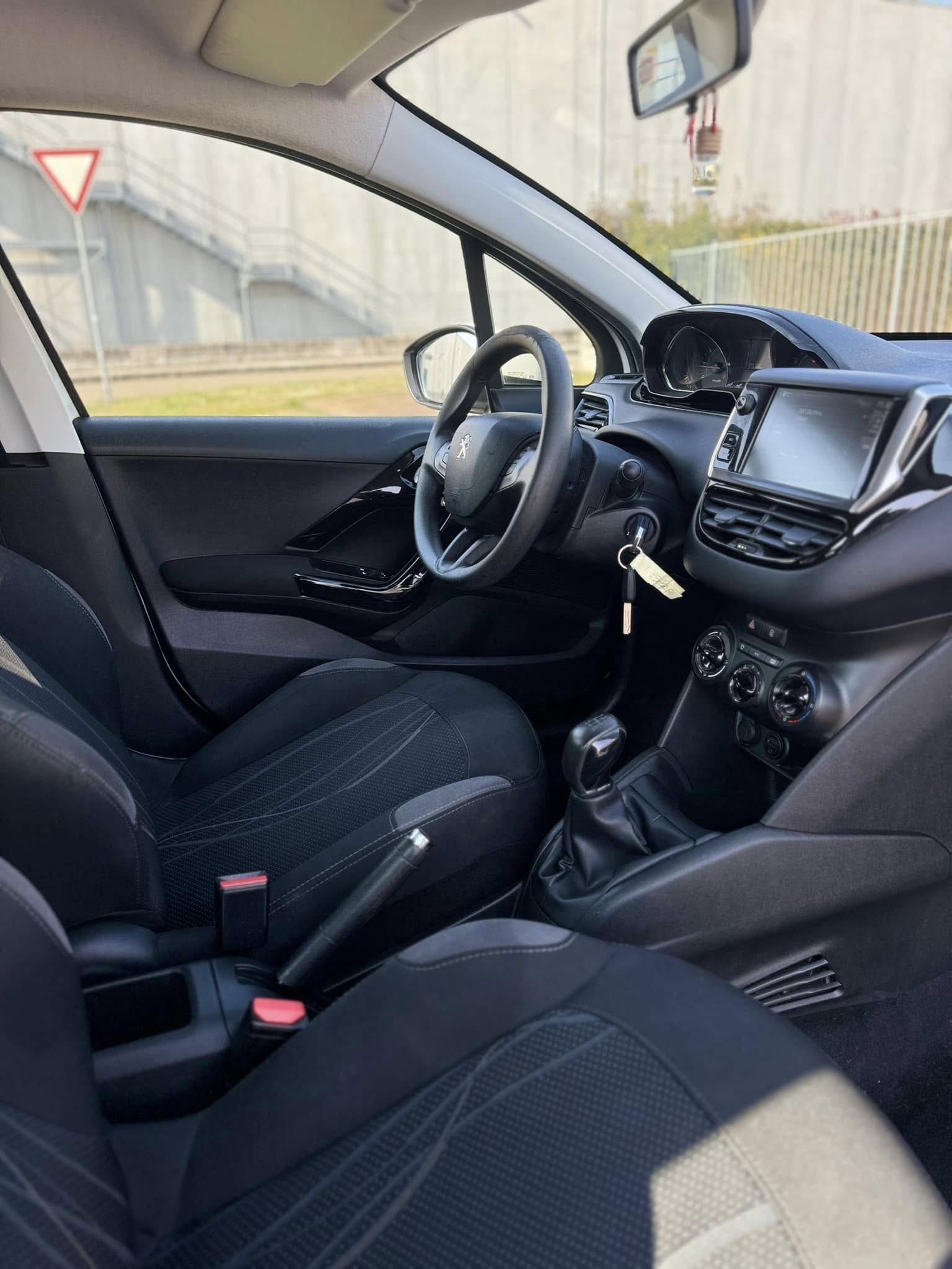 
Peugeot208 1ª serie PureTech 82 5P Allure2015 full									