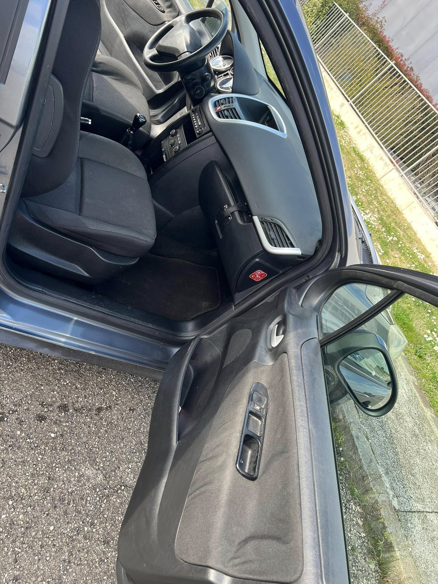 
PEUGEOT207 1.4 8V 75CV 5P Energie Sport ECO2010 full									