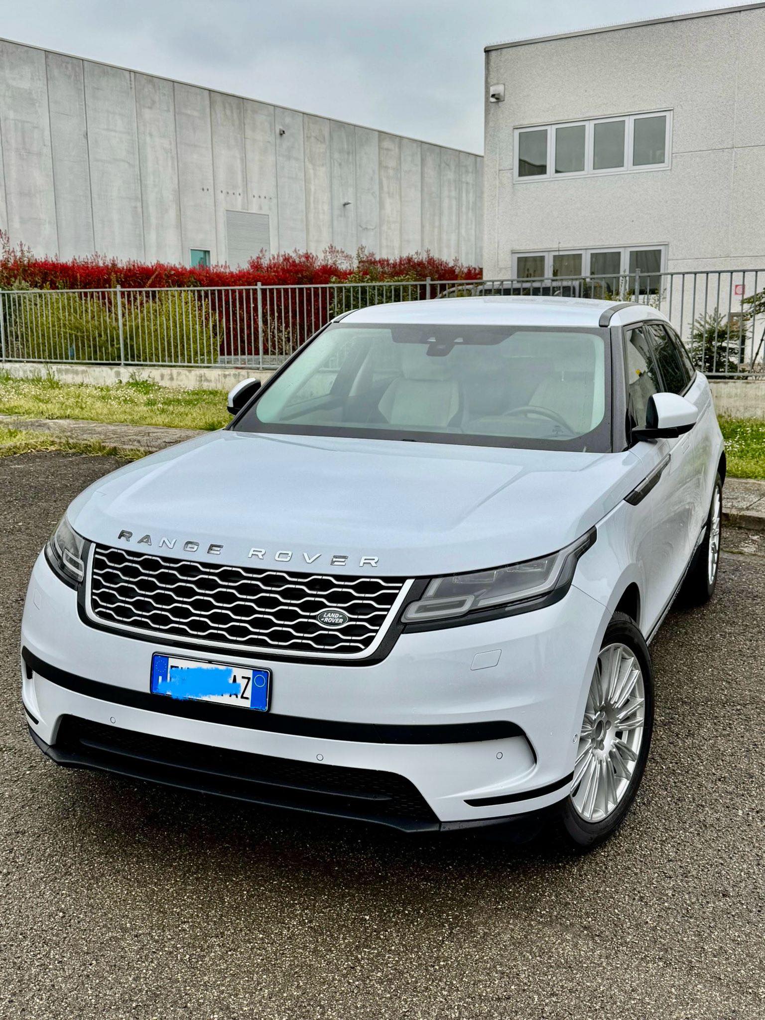 
RANGE ROVER VELAR 2.0D I4 180 CV R-Dynamic HSE 2019 full									