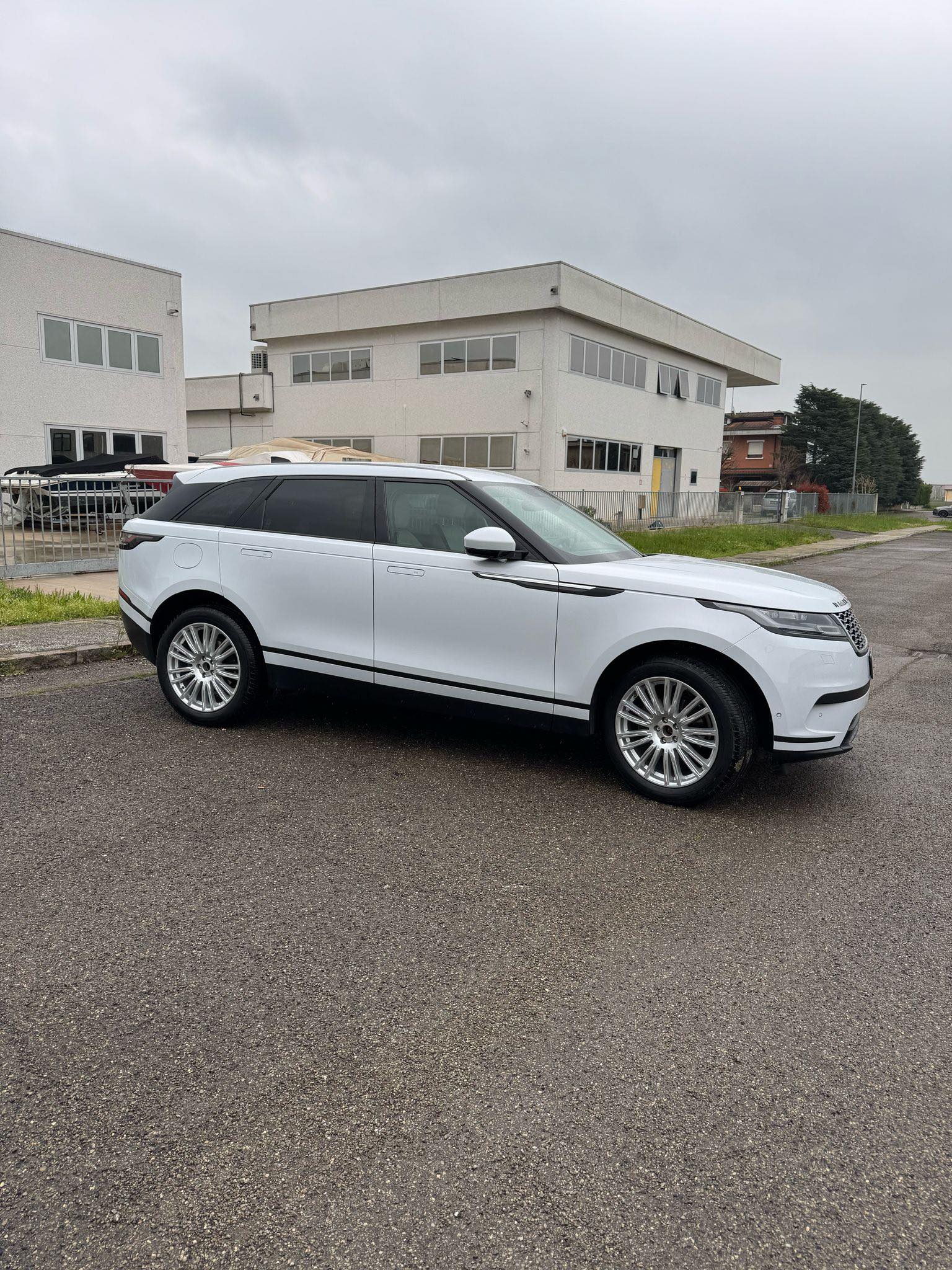 
RANGE ROVER VELAR 2.0D I4 180 CV R-Dynamic HSE 2019 full									