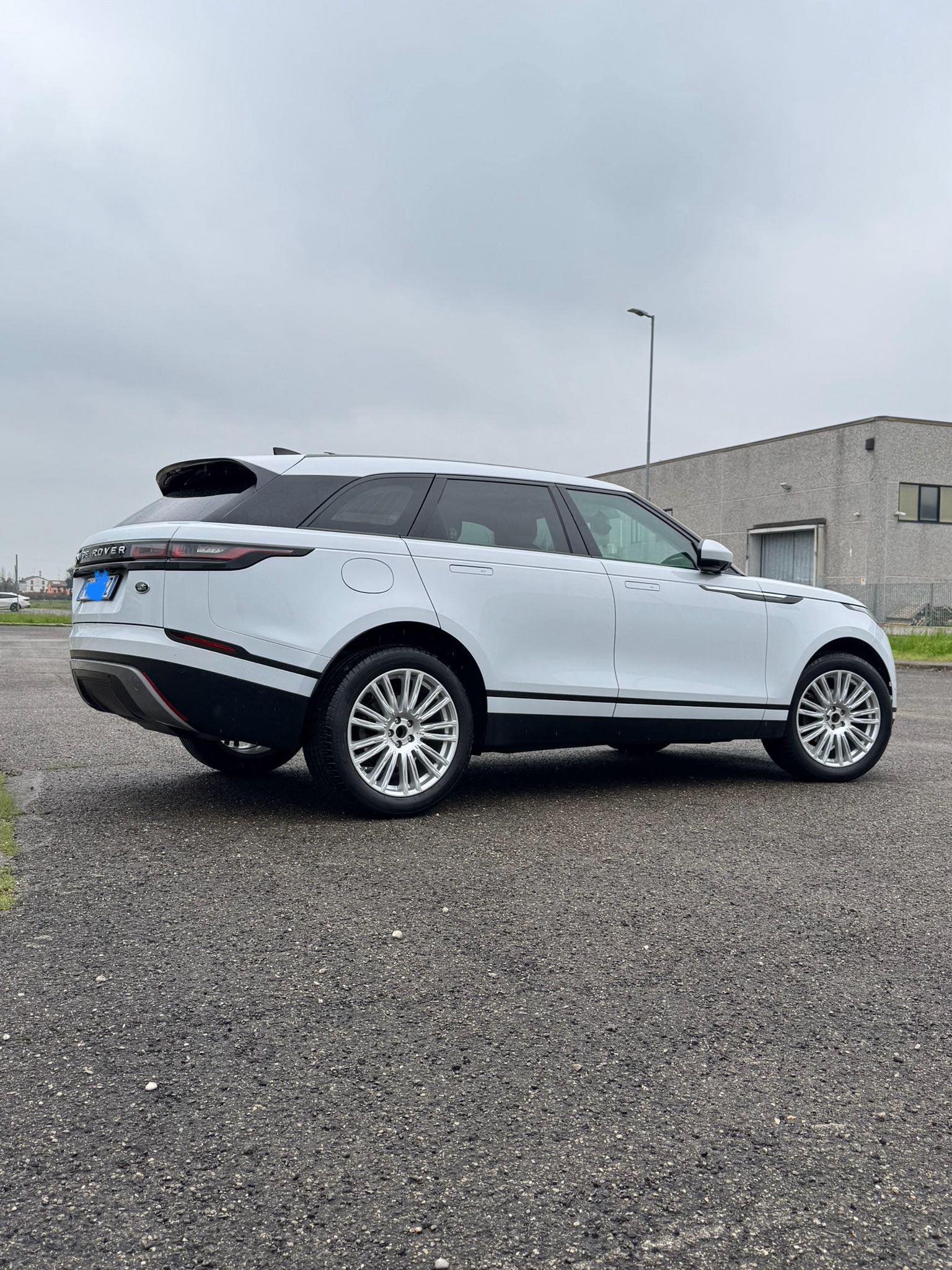 
RANGE ROVER VELAR 2.0D I4 180 CV R-Dynamic HSE 2019 full									
