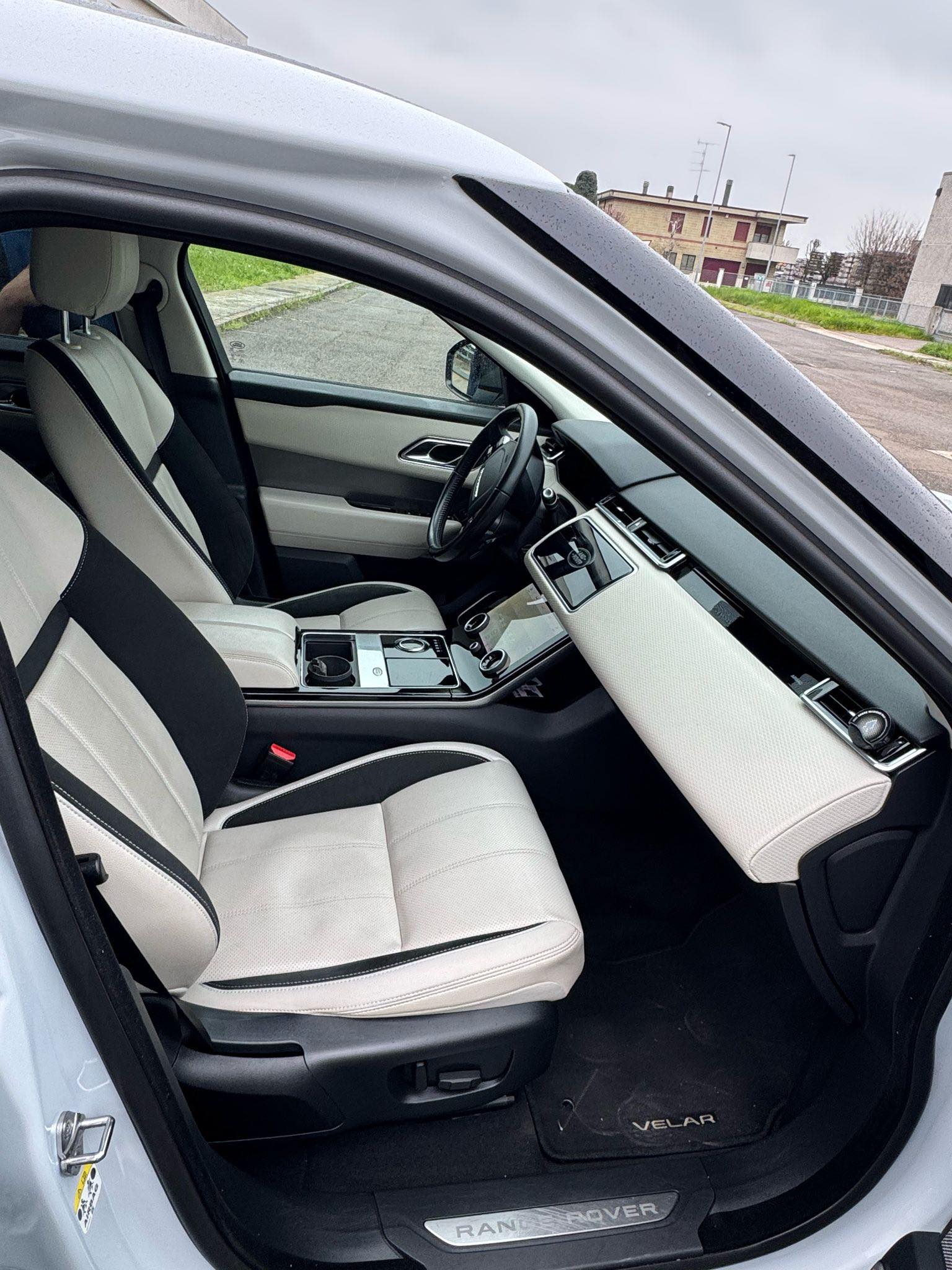 
RANGE ROVER VELAR 2.0D I4 180 CV R-Dynamic HSE 2019 full									