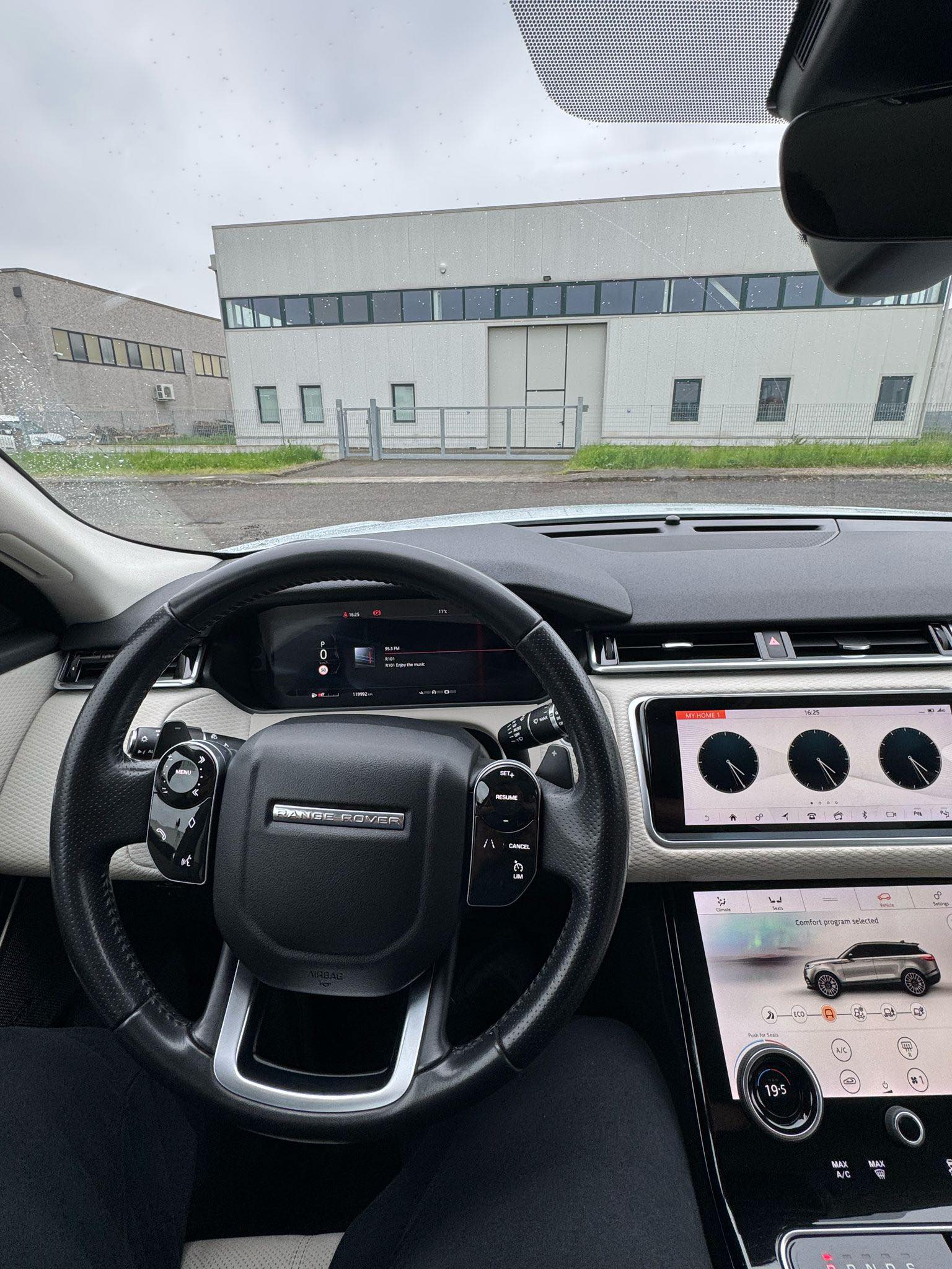 
RANGE ROVER VELAR 2.0D I4 180 CV R-Dynamic HSE 2019 full									