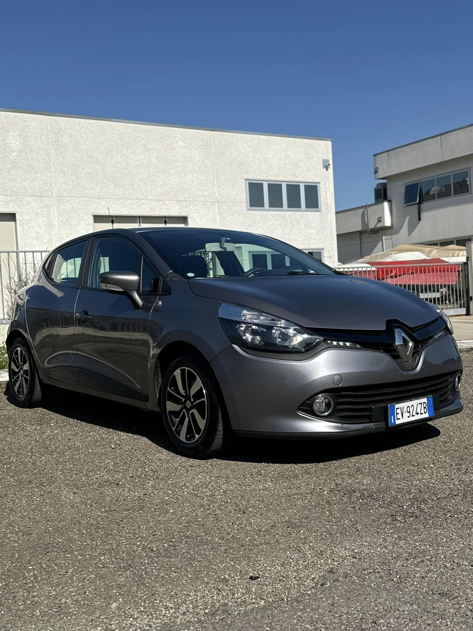 
RENAULT CLIO 1.2 75CV 5P Live 2014 full									