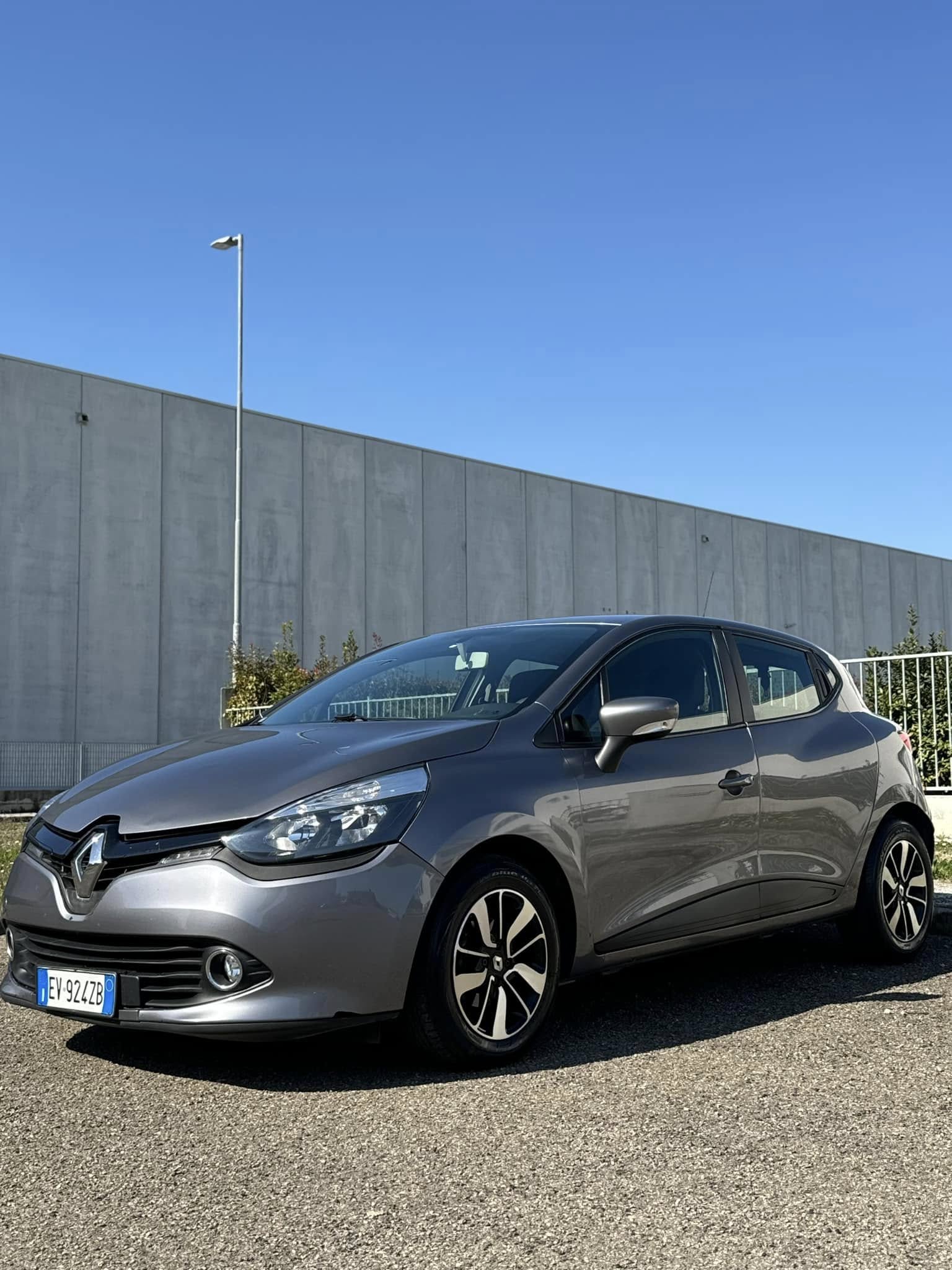 
RENAULT CLIO 1.2 75CV 5P Live 2014 full									