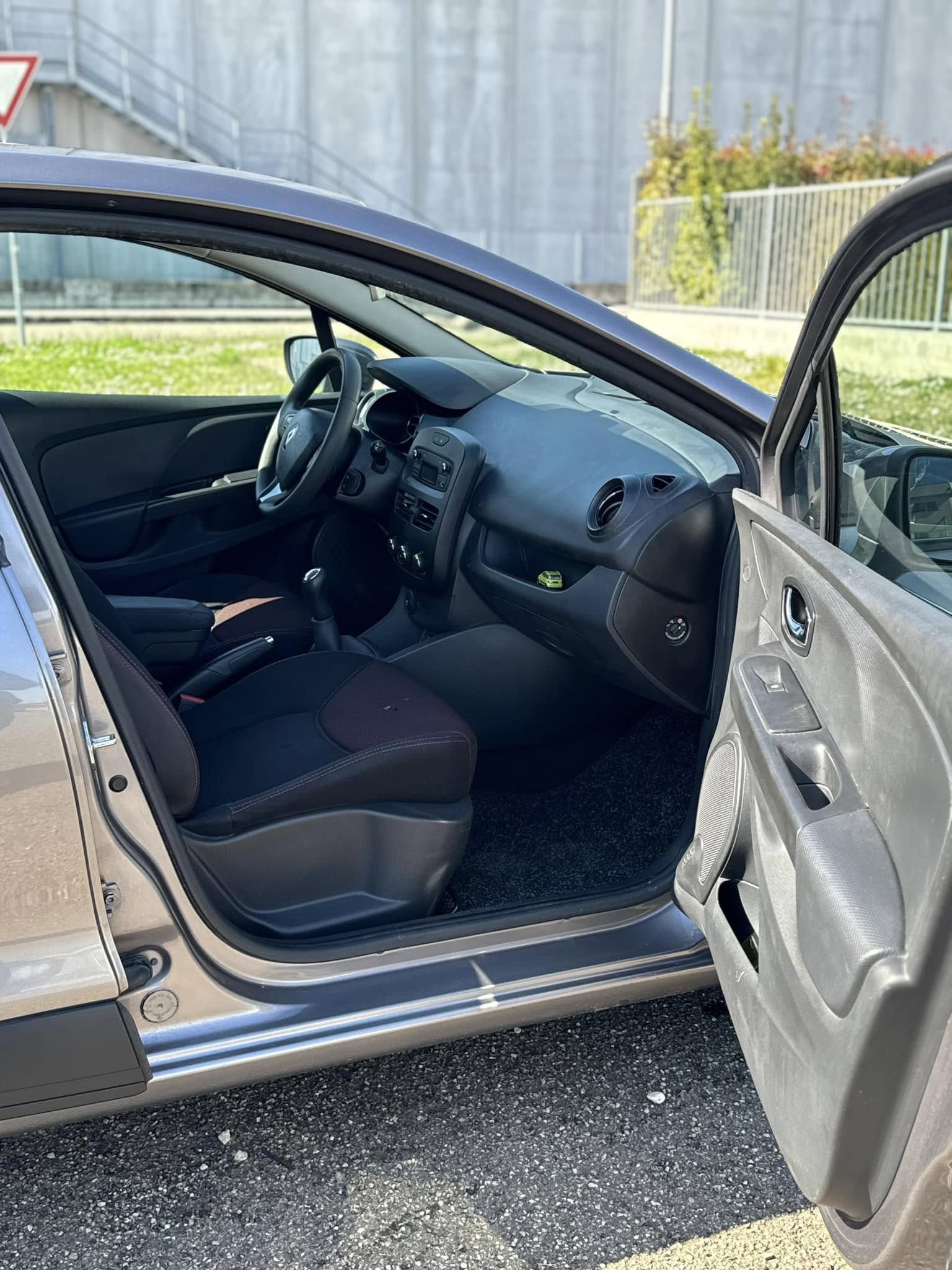 
RENAULT CLIO 1.2 75CV 5P Live 2014 full									