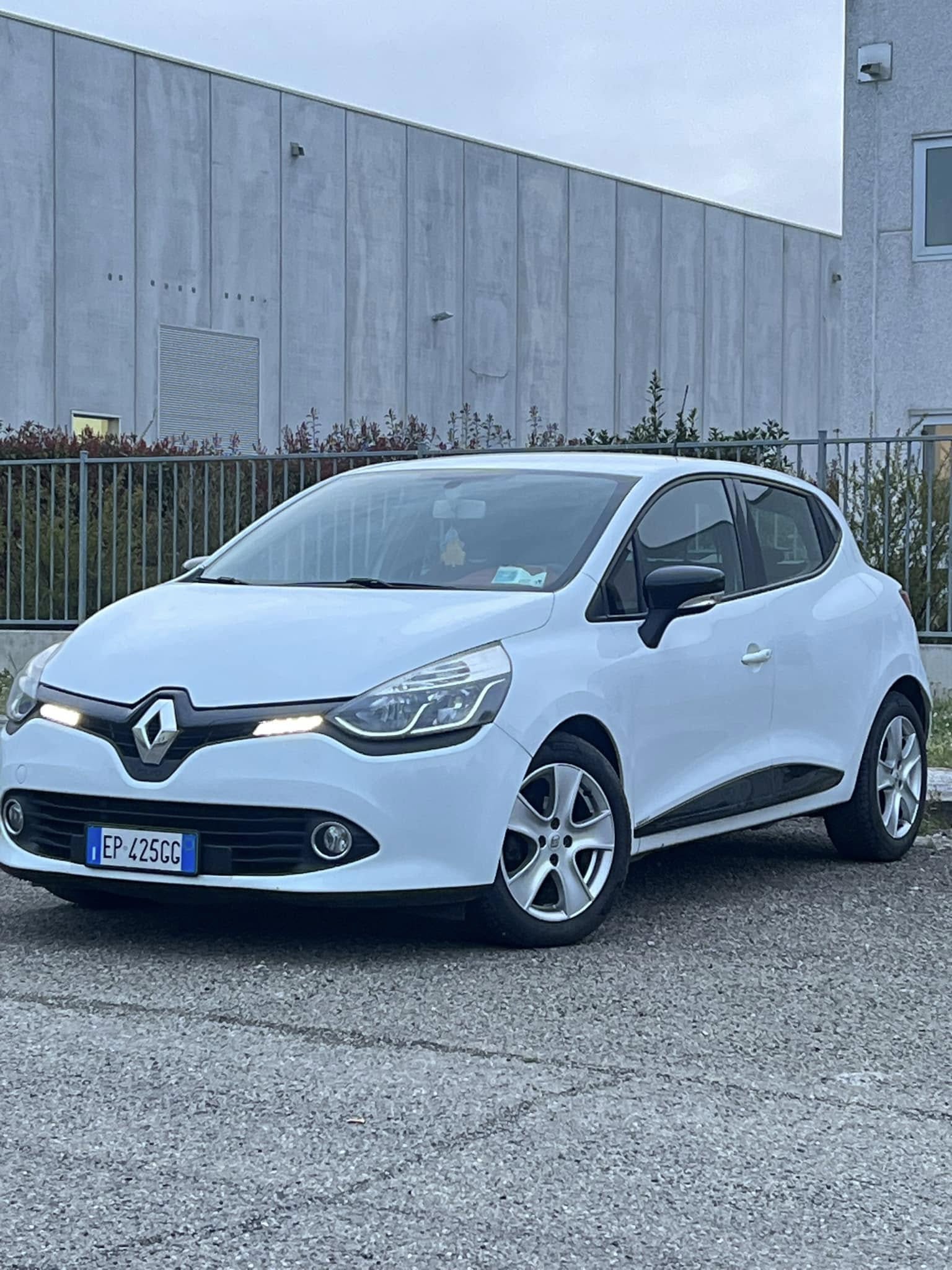 
RENAULTCLIO TCe 12V 90CV Start&Stop 5P Energy2012 full									