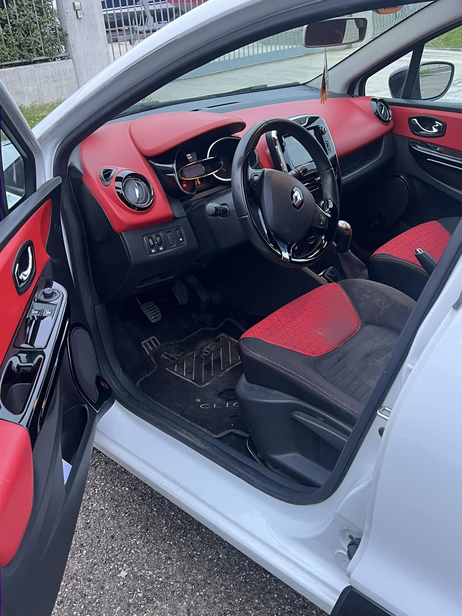 
RENAULTCLIO TCe 12V 90CV Start&Stop 5P Energy2012 full									