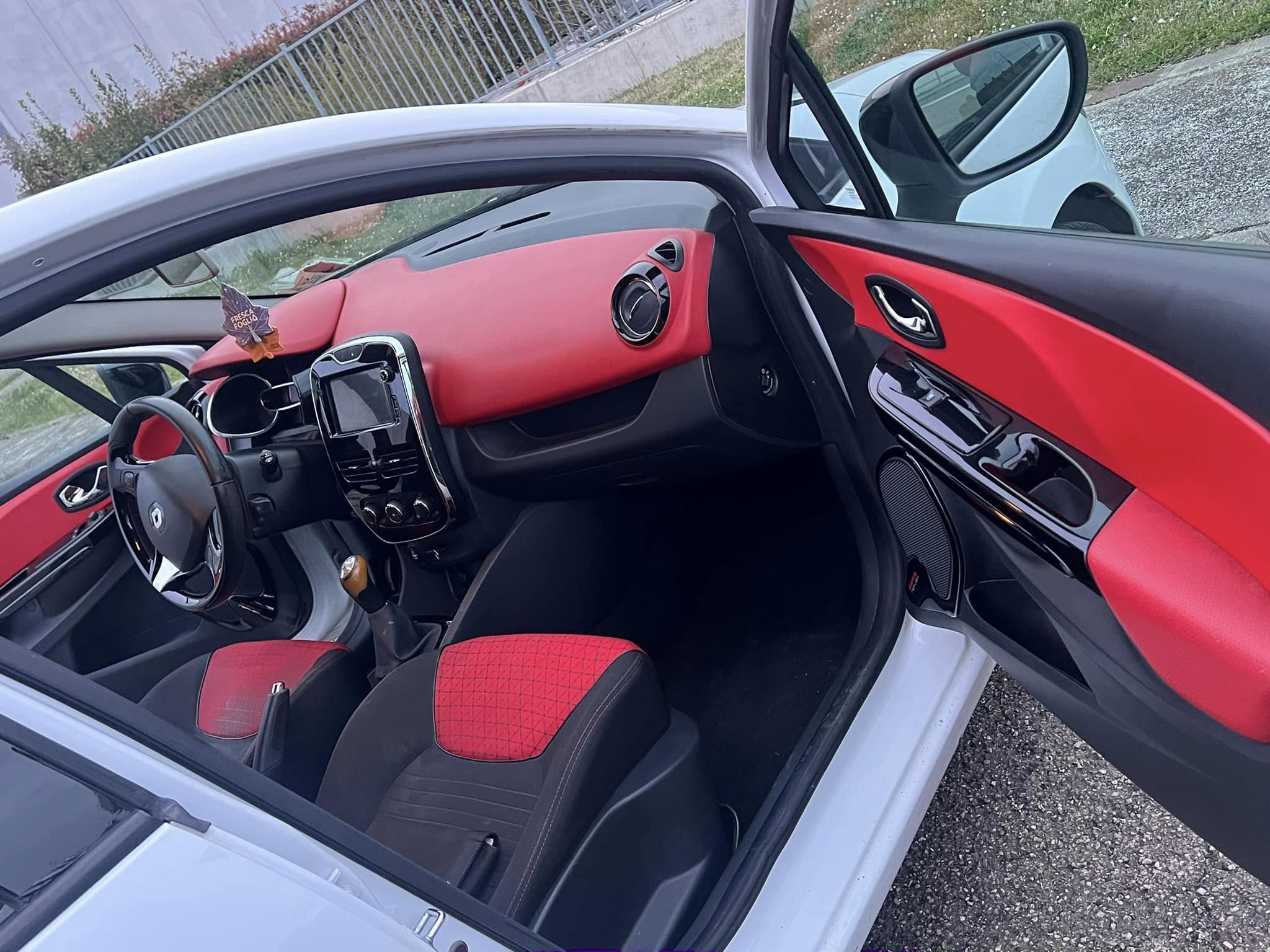 
RENAULTCLIO TCe 12V 90CV Start&Stop 5P Energy2012 full									