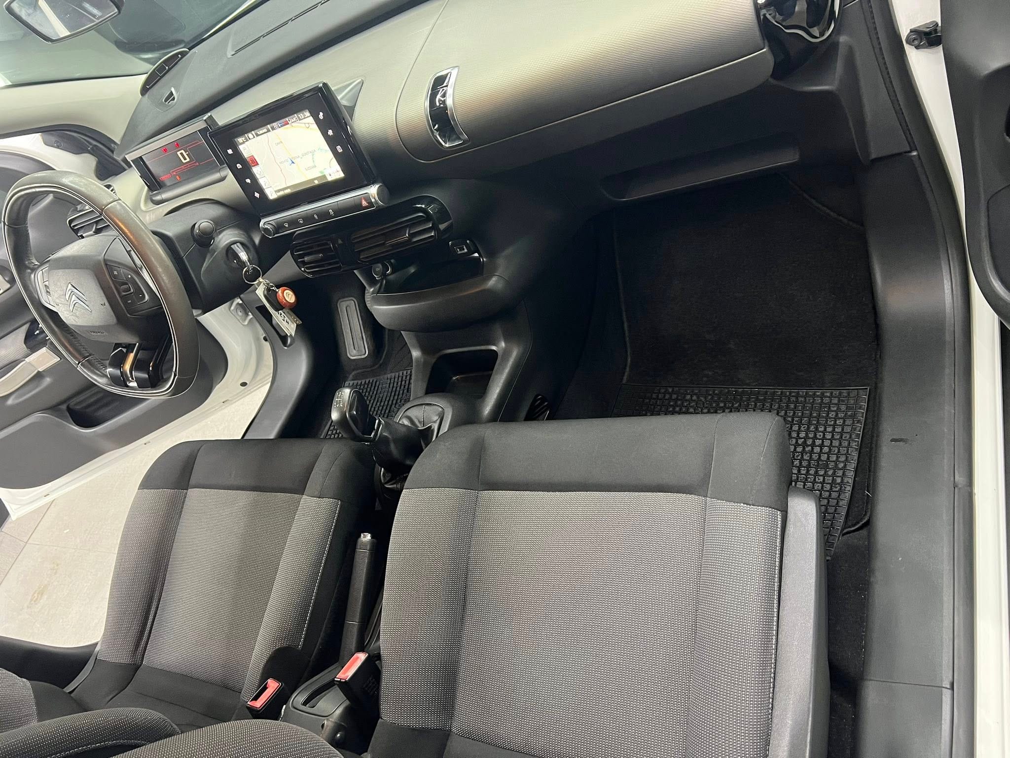 
CITROEN C4 CACTUS BlueHDi 100 SeS Shine 2015 full									