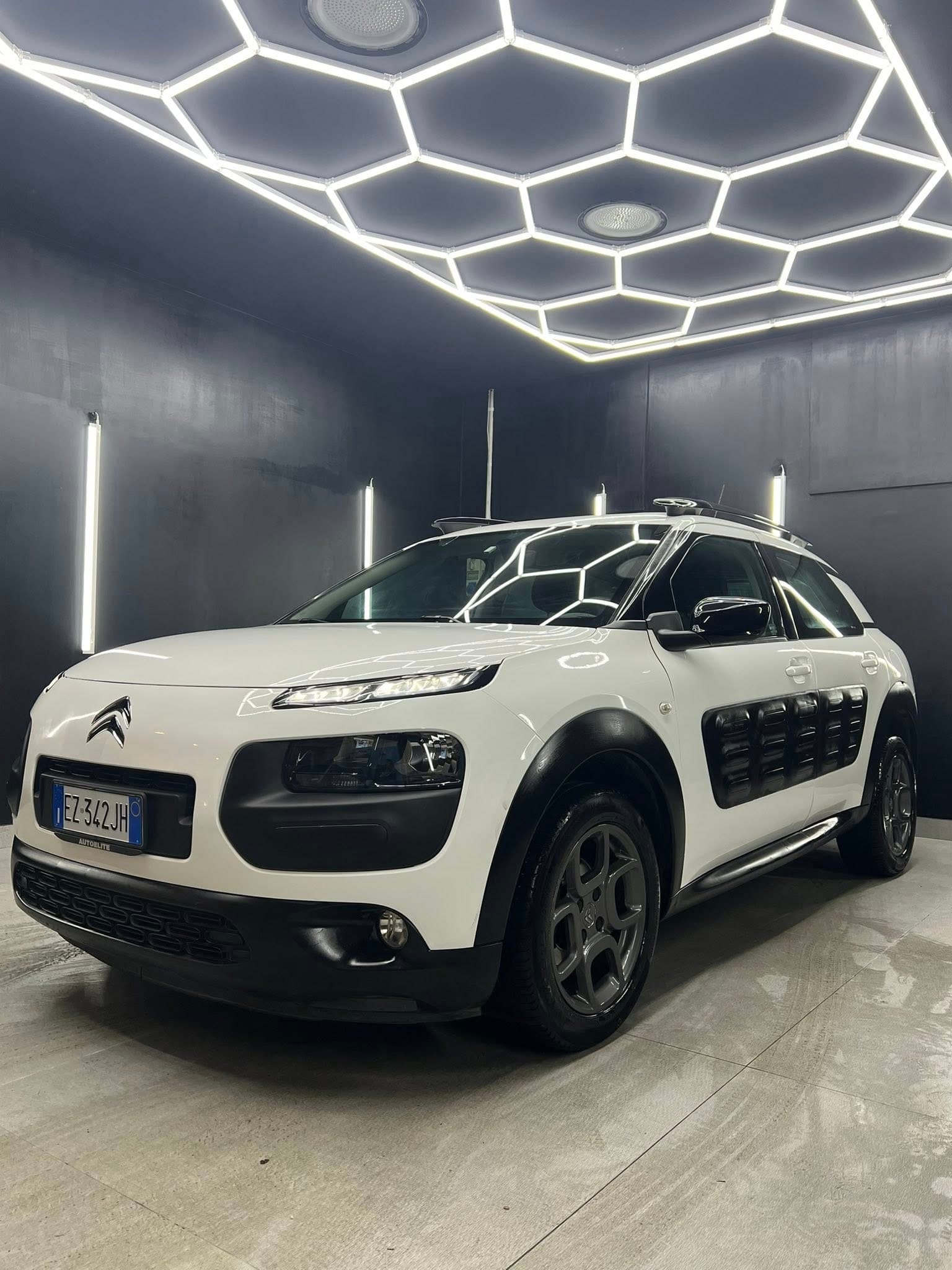 
CITROEN C4 CACTUS BlueHDi 100 SeS Shine 2015 full									