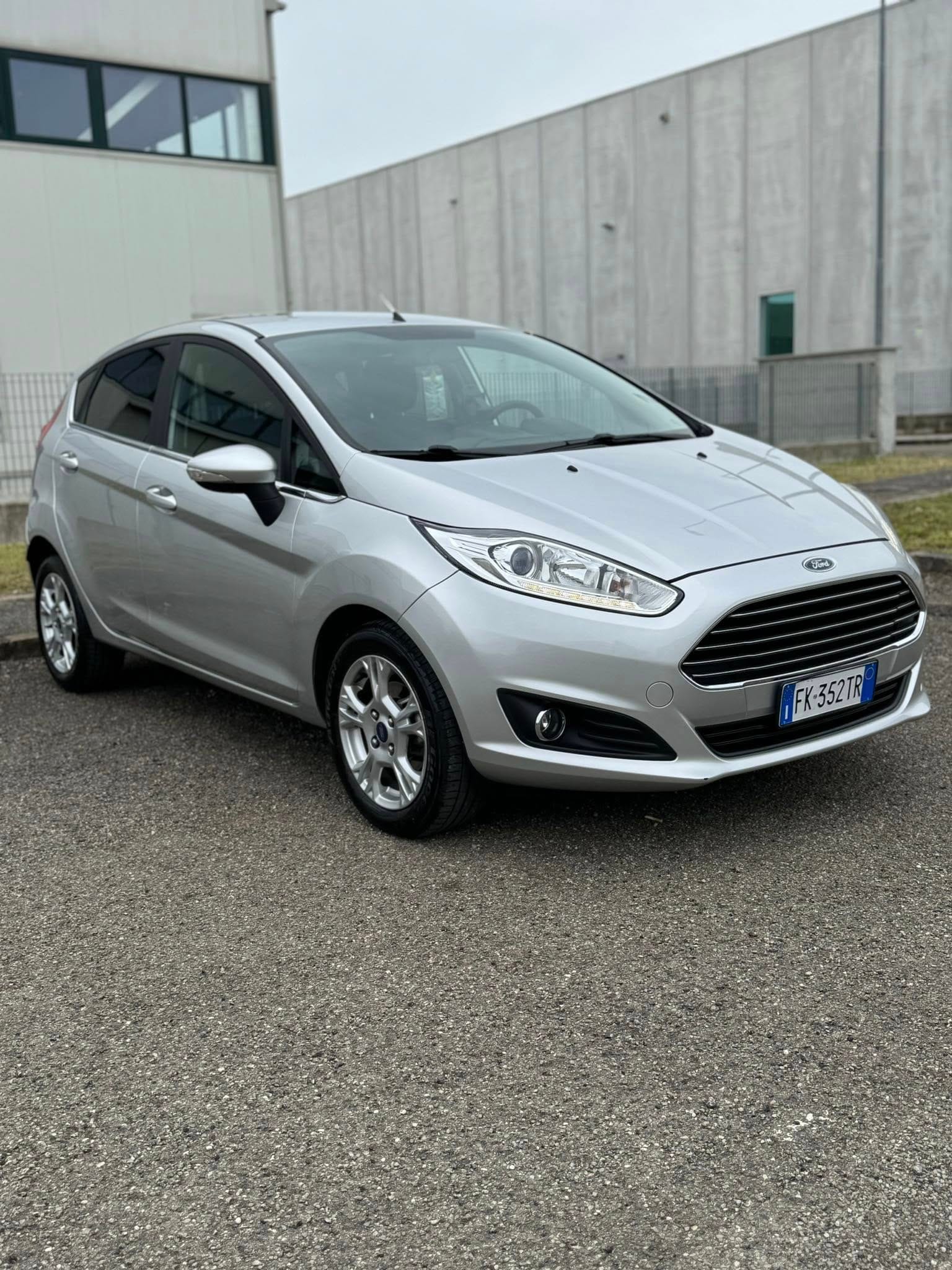 
FORDFIESTA 1.4 5P Bz.- Black e White Edition2017 full									