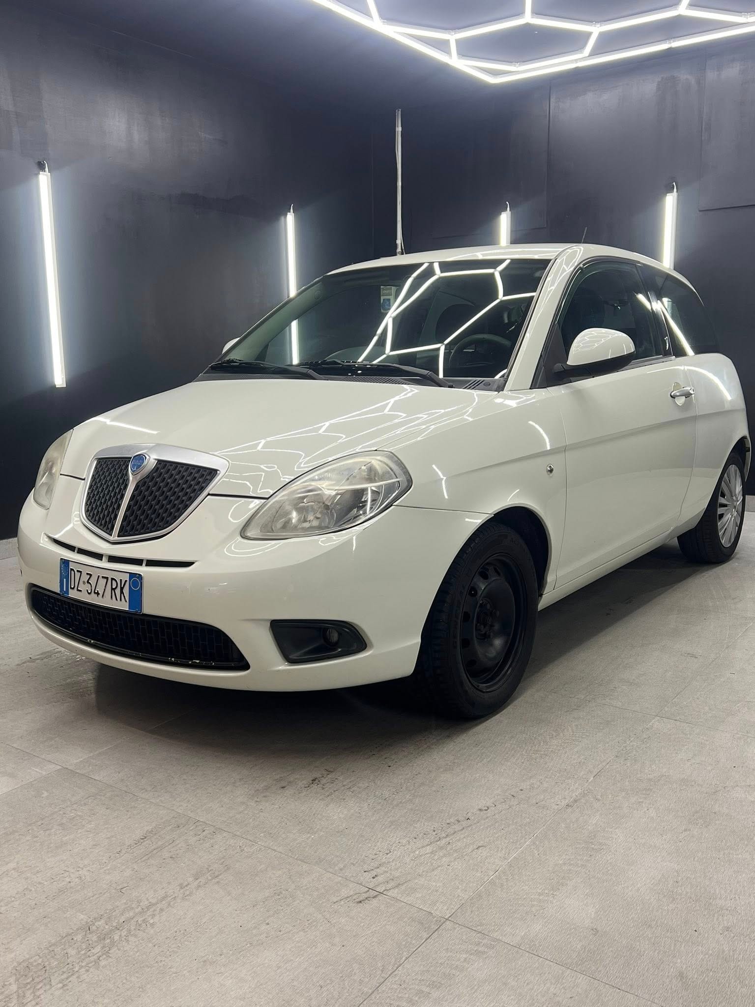 
LANCIA YPSILON 1.2 Versus full									