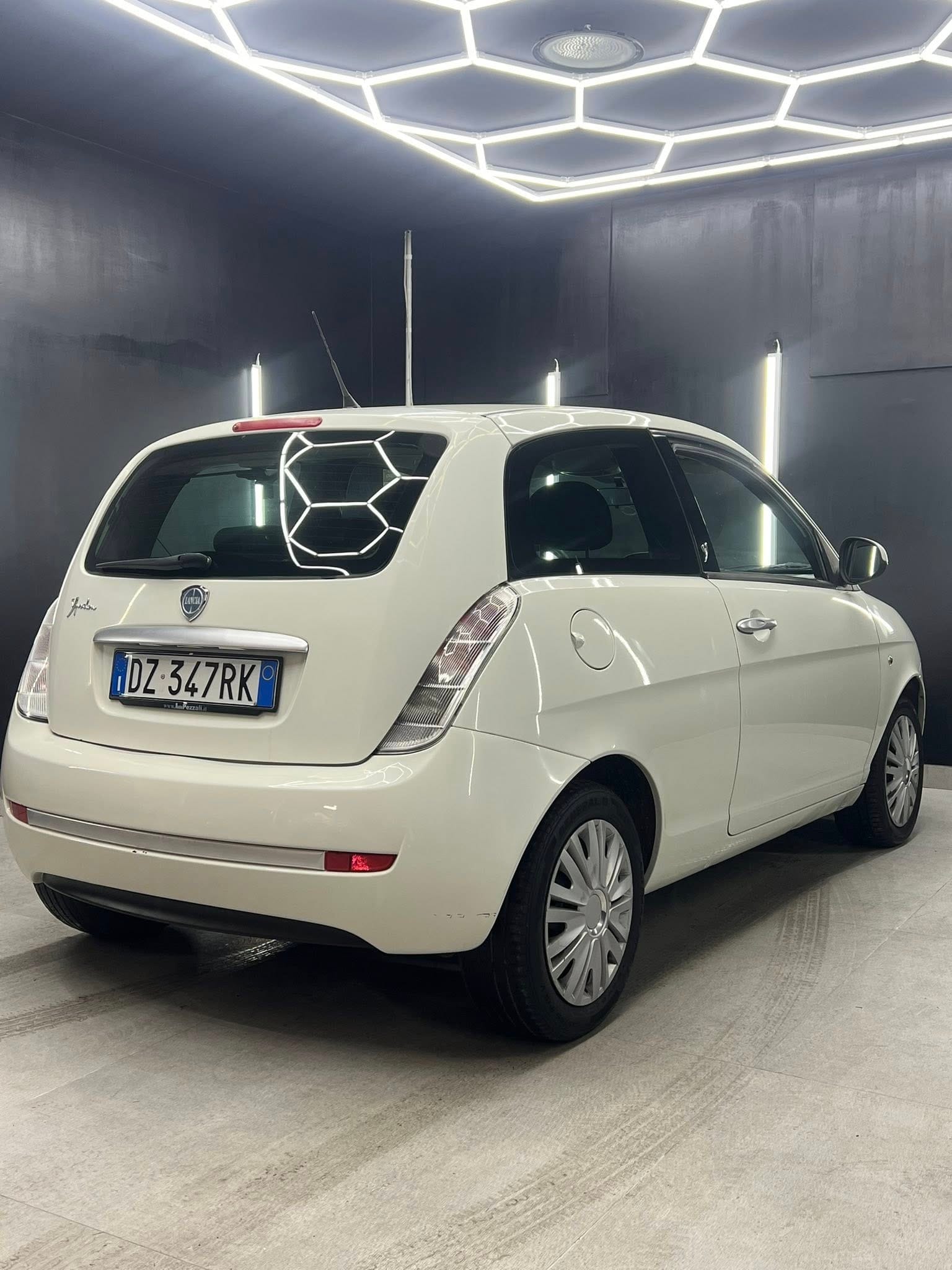 
LANCIA YPSILON 1.2 Versus full									