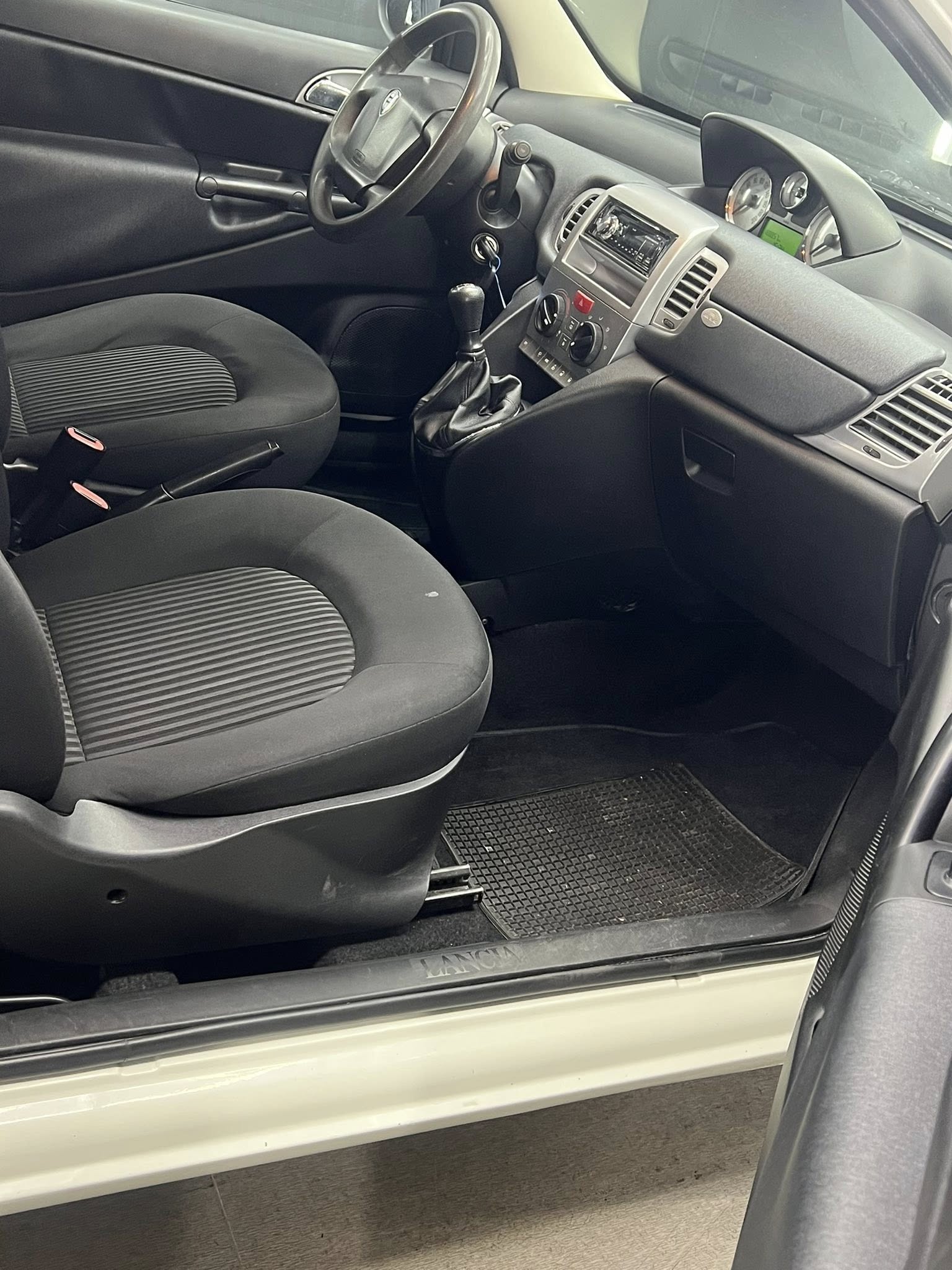 
LANCIA YPSILON 1.2 Versus full									