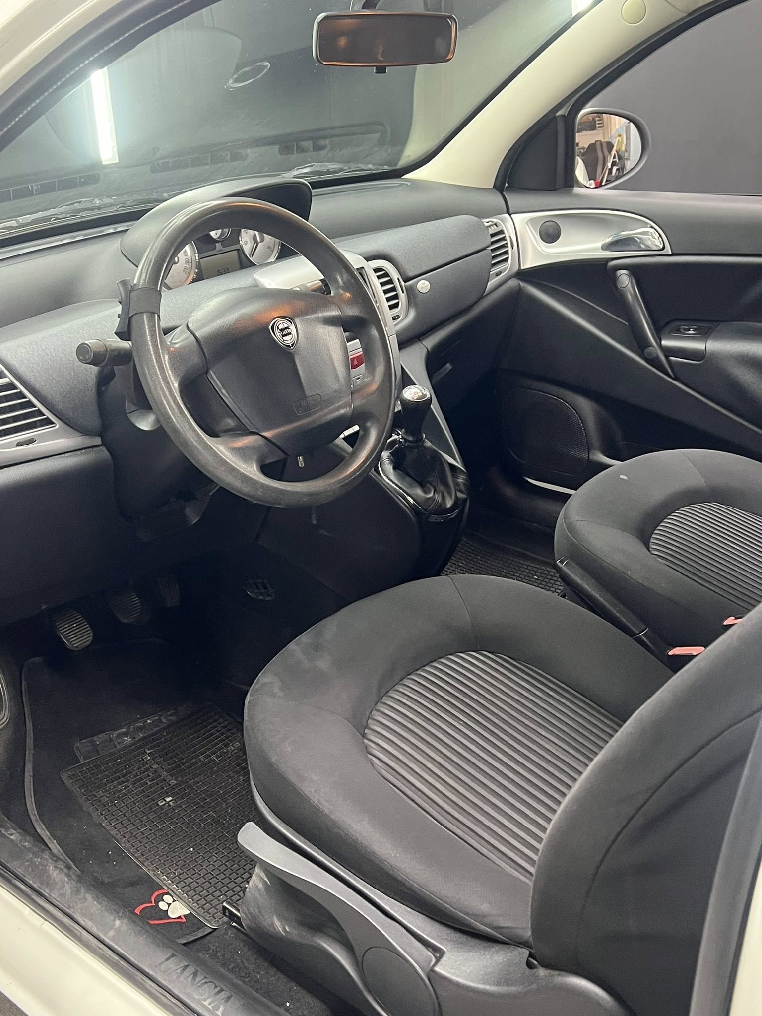 
LANCIA YPSILON 1.2 Versus full									