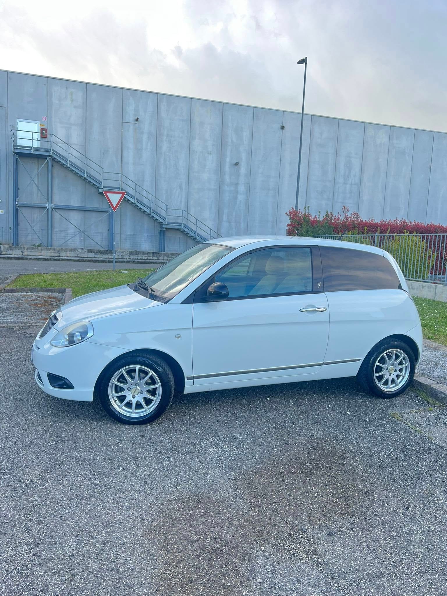 
LANCIA YPSILON 1.3 MJT 75 CV Elle full									