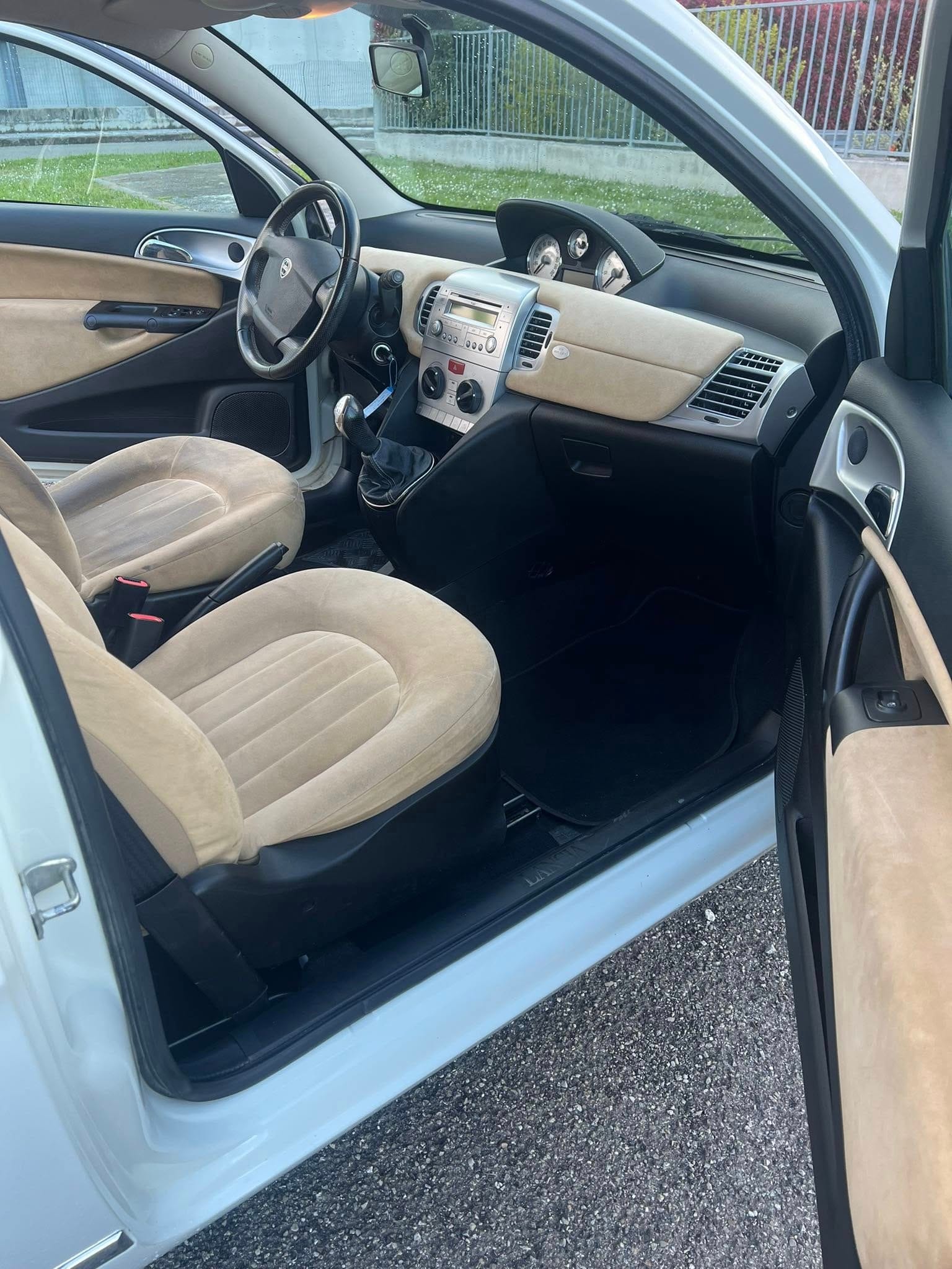 
LANCIA YPSILON 1.3 MJT 75 CV Elle full									