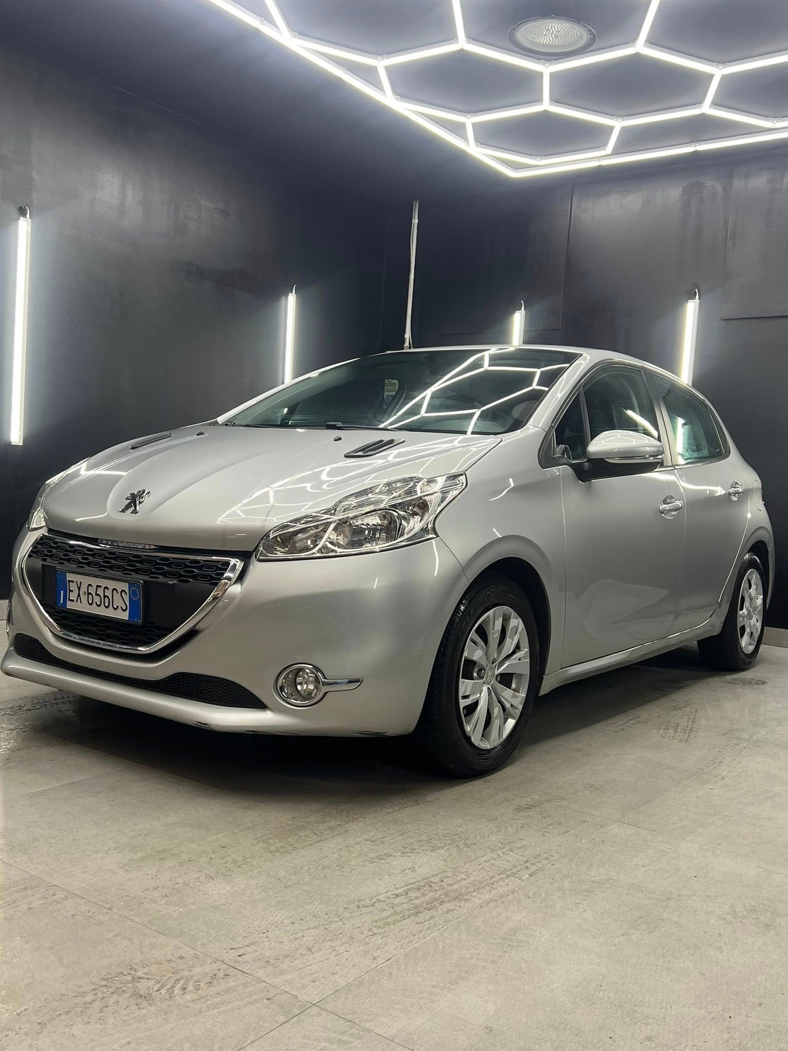 
PEUGEOT 208 1o serie 1.4 VTi 95 CV 5P GPL Allure 2014 full									
