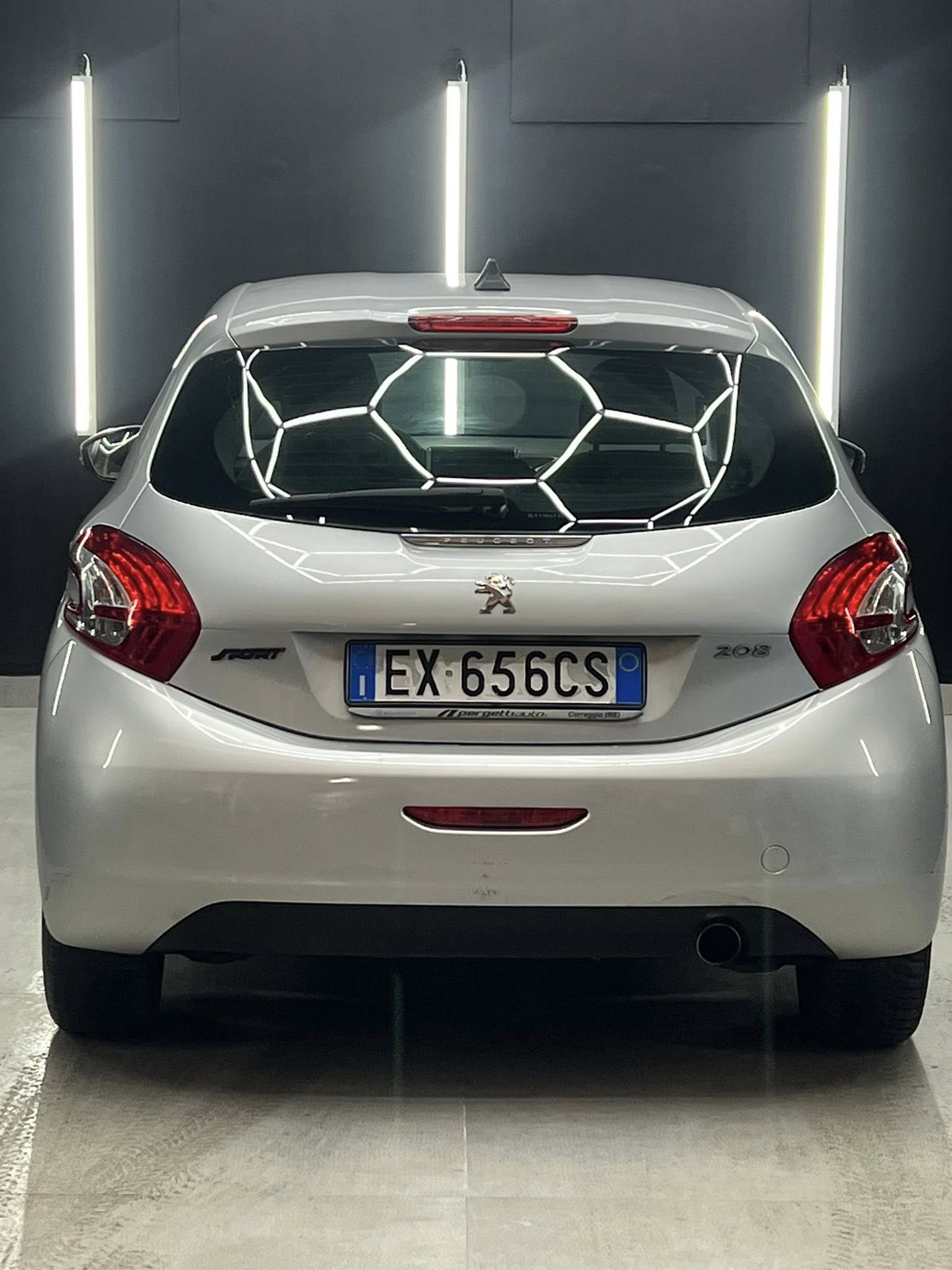 
PEUGEOT 208 1o serie 1.4 VTi 95 CV 5P GPL Allure 2014 full									