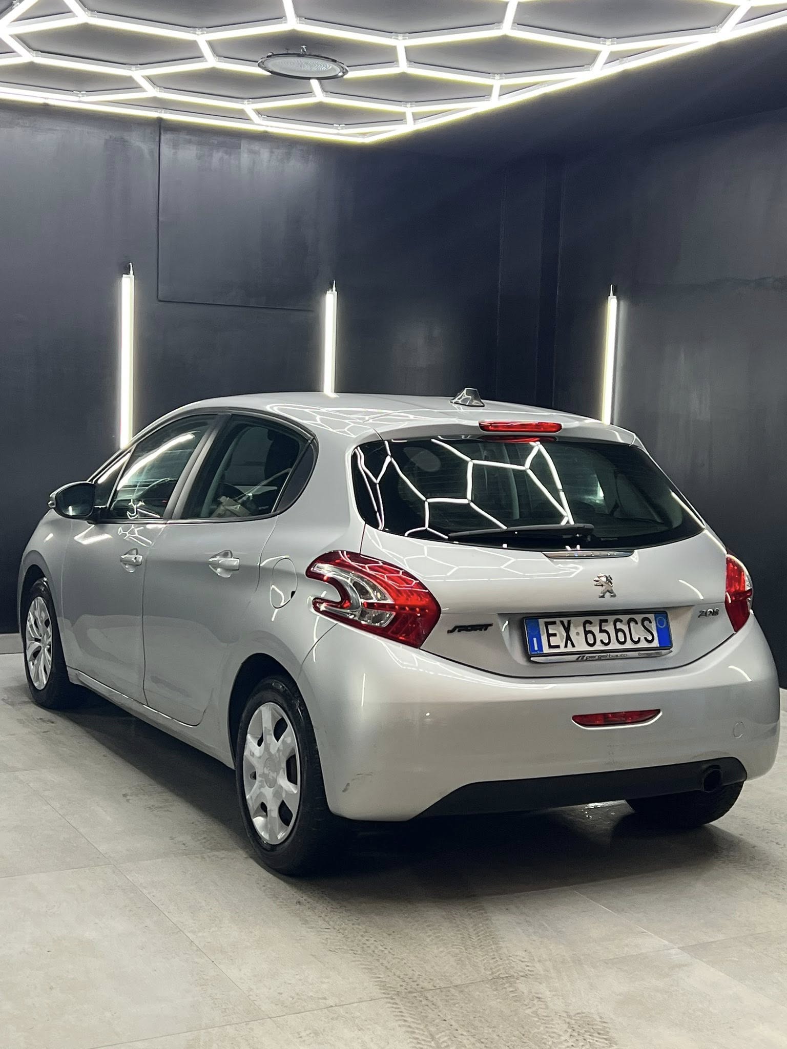 
PEUGEOT 208 1o serie 1.4 VTi 95 CV 5P GPL Allure 2014 full									