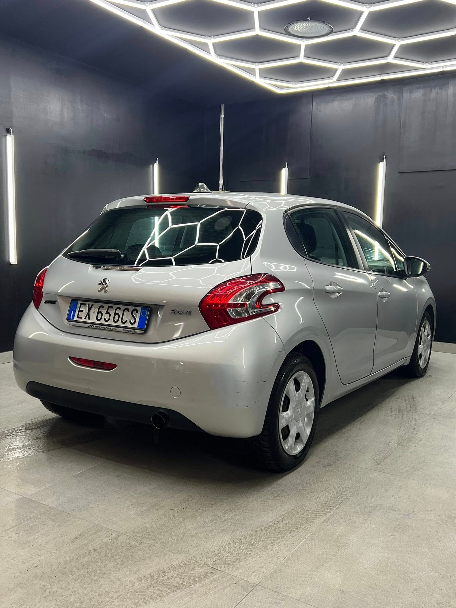 
PEUGEOT 208 1o serie 1.4 VTi 95 CV 5P GPL Allure 2014 full									