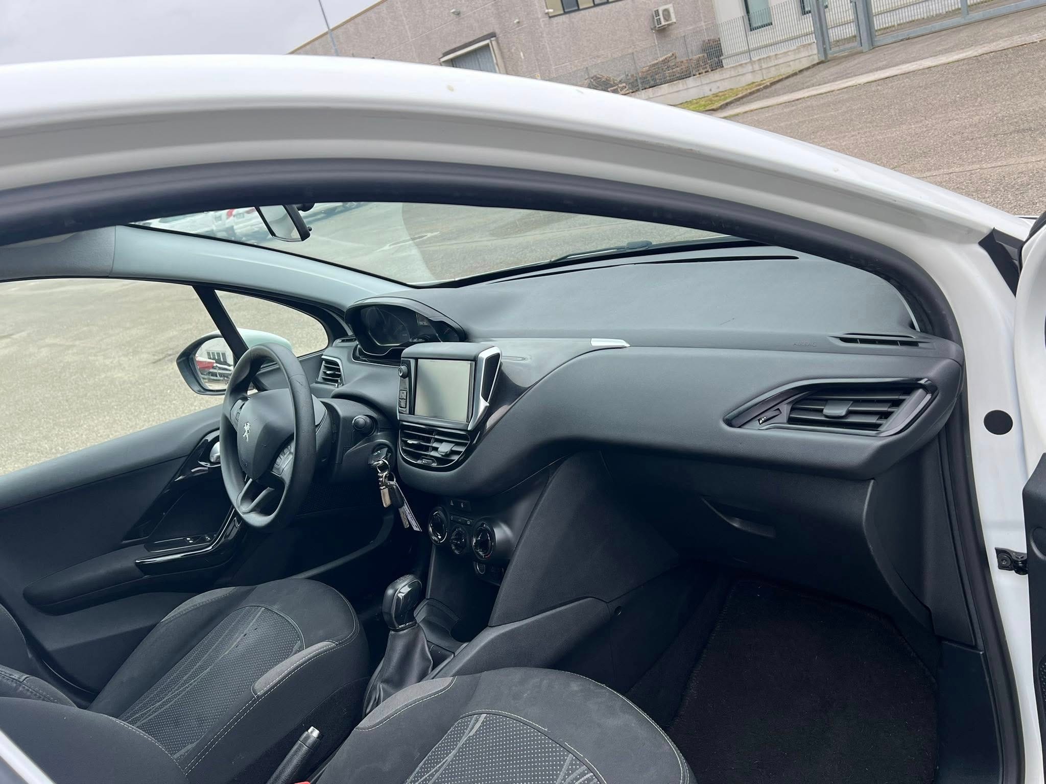 
PEUGEOT 208 1o serie 1.4 VTi 95 CV 5P Allure full									