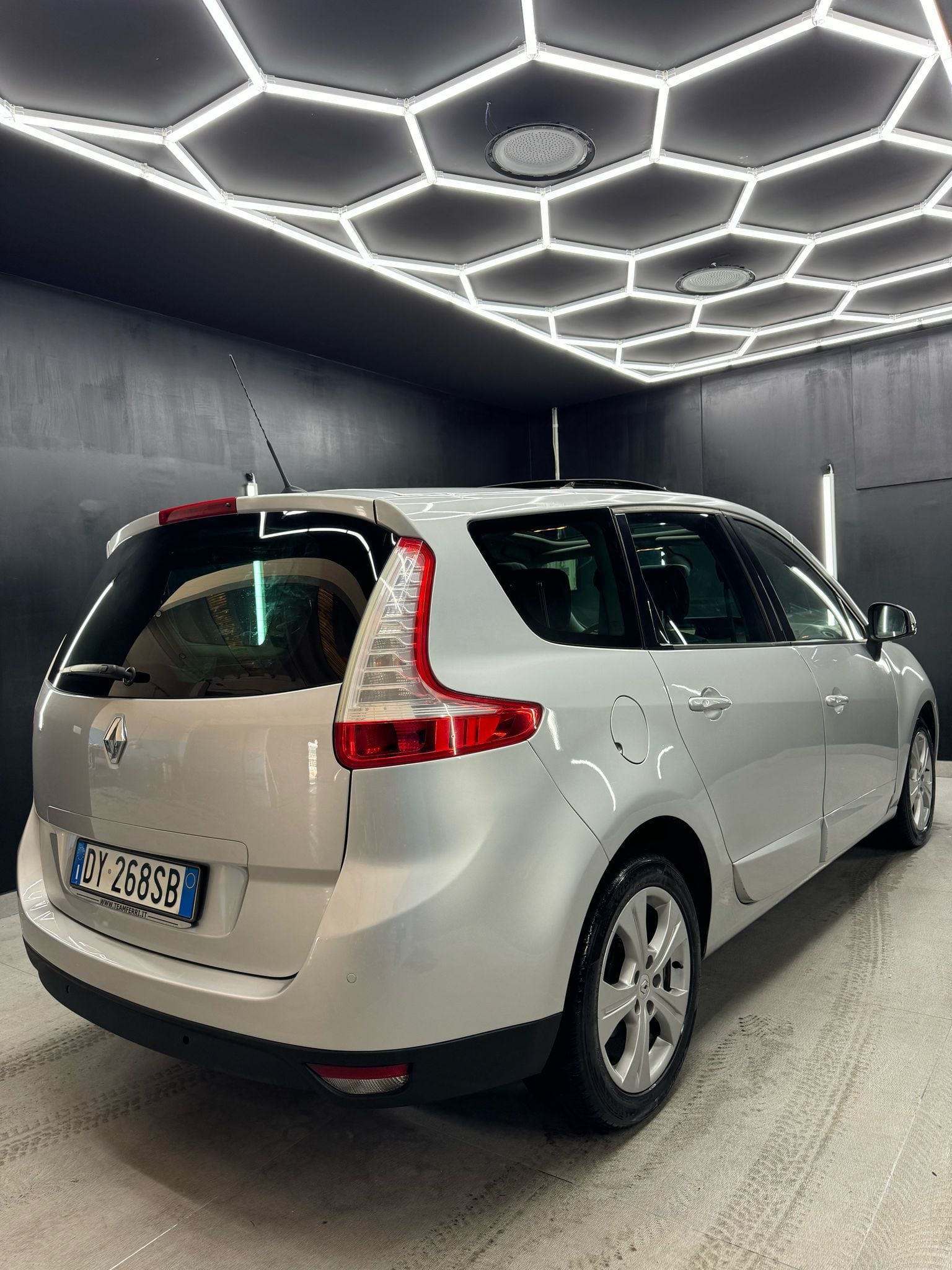 
RENAULT SCENIC 1.9 dCi 130CV Luxe 2009 full									